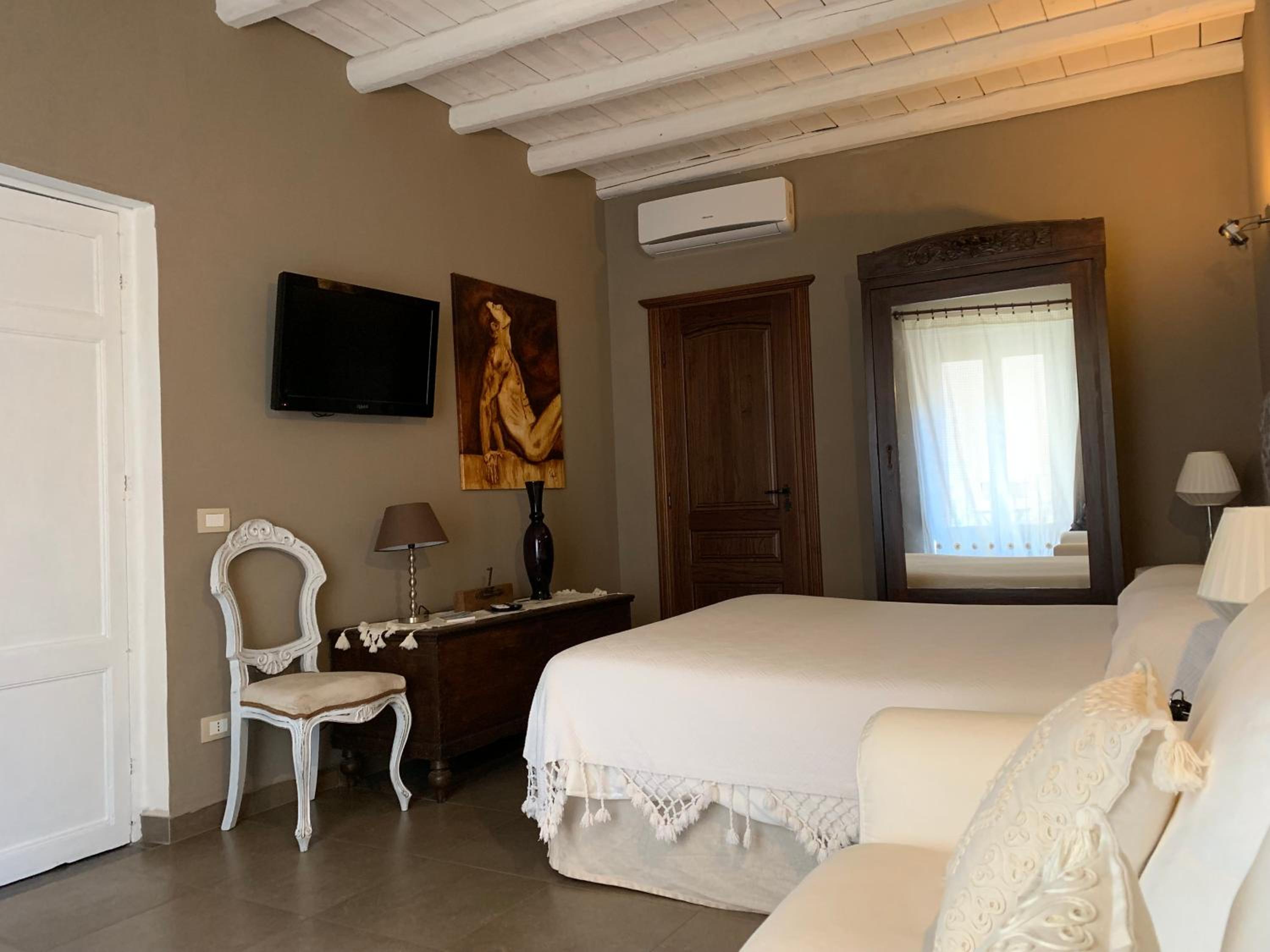 Quadruple Room with Balcony - Photo 4