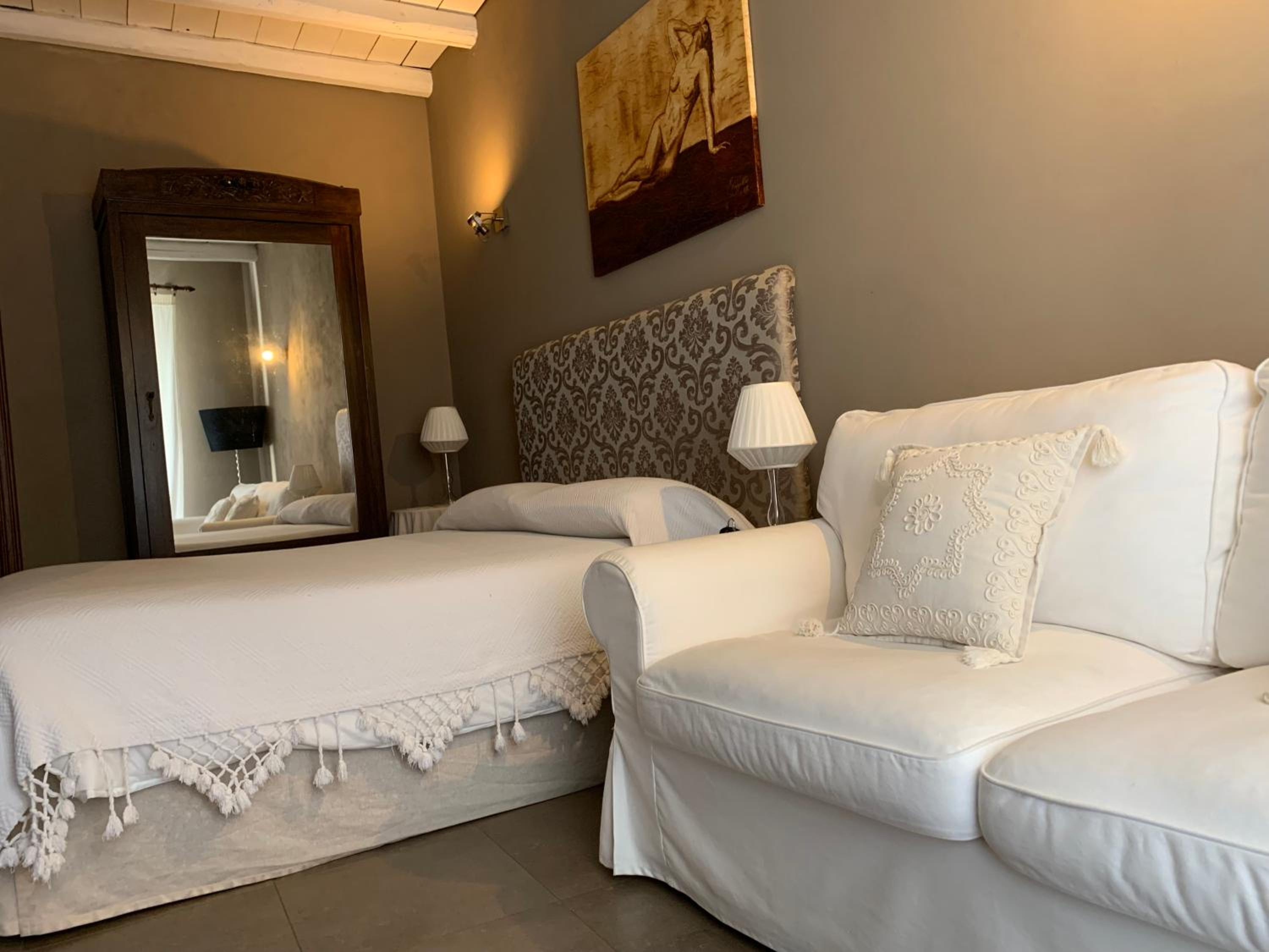 Quadruple Room with Balcony - Photo 5