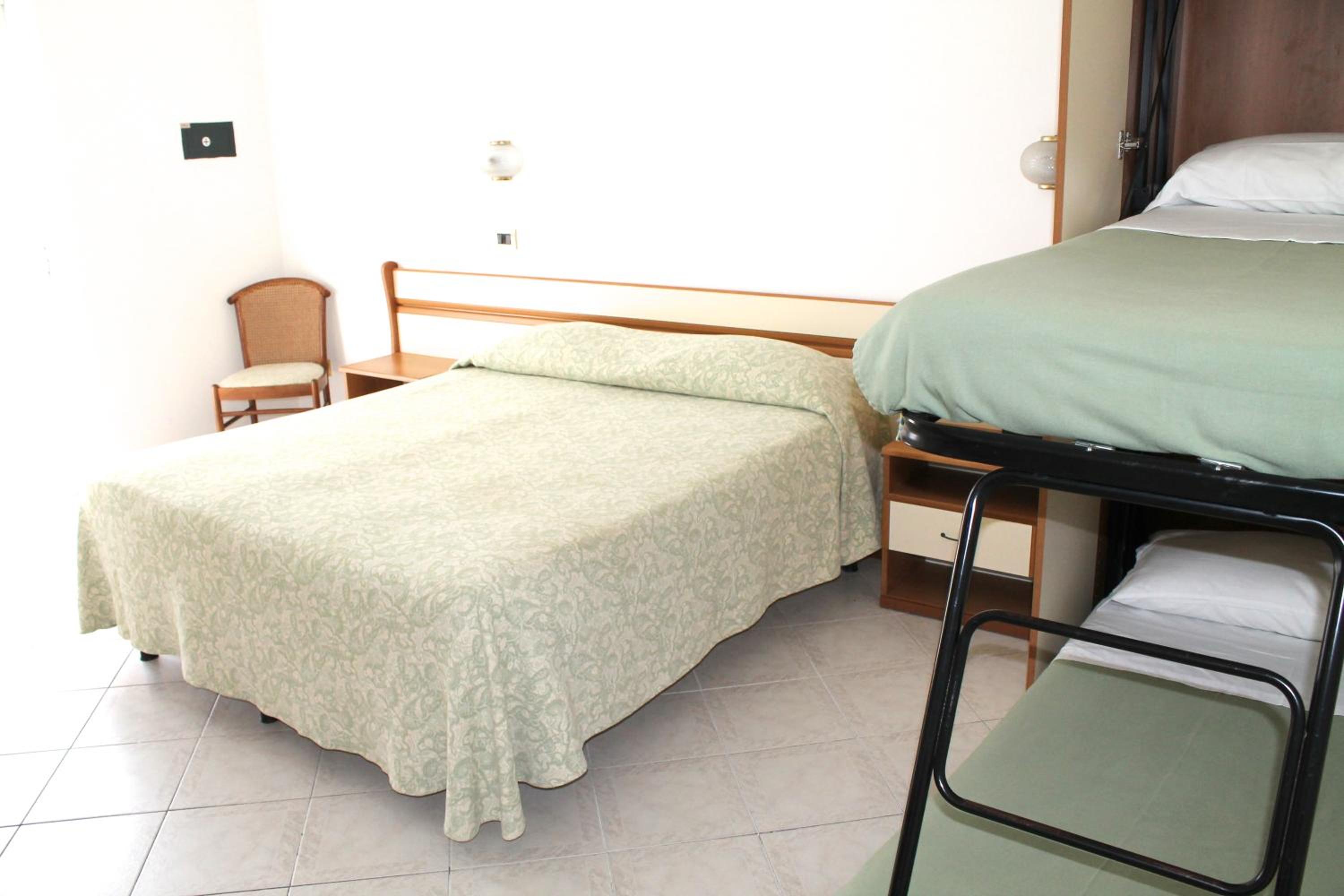 Quadruple Room - Photo 4