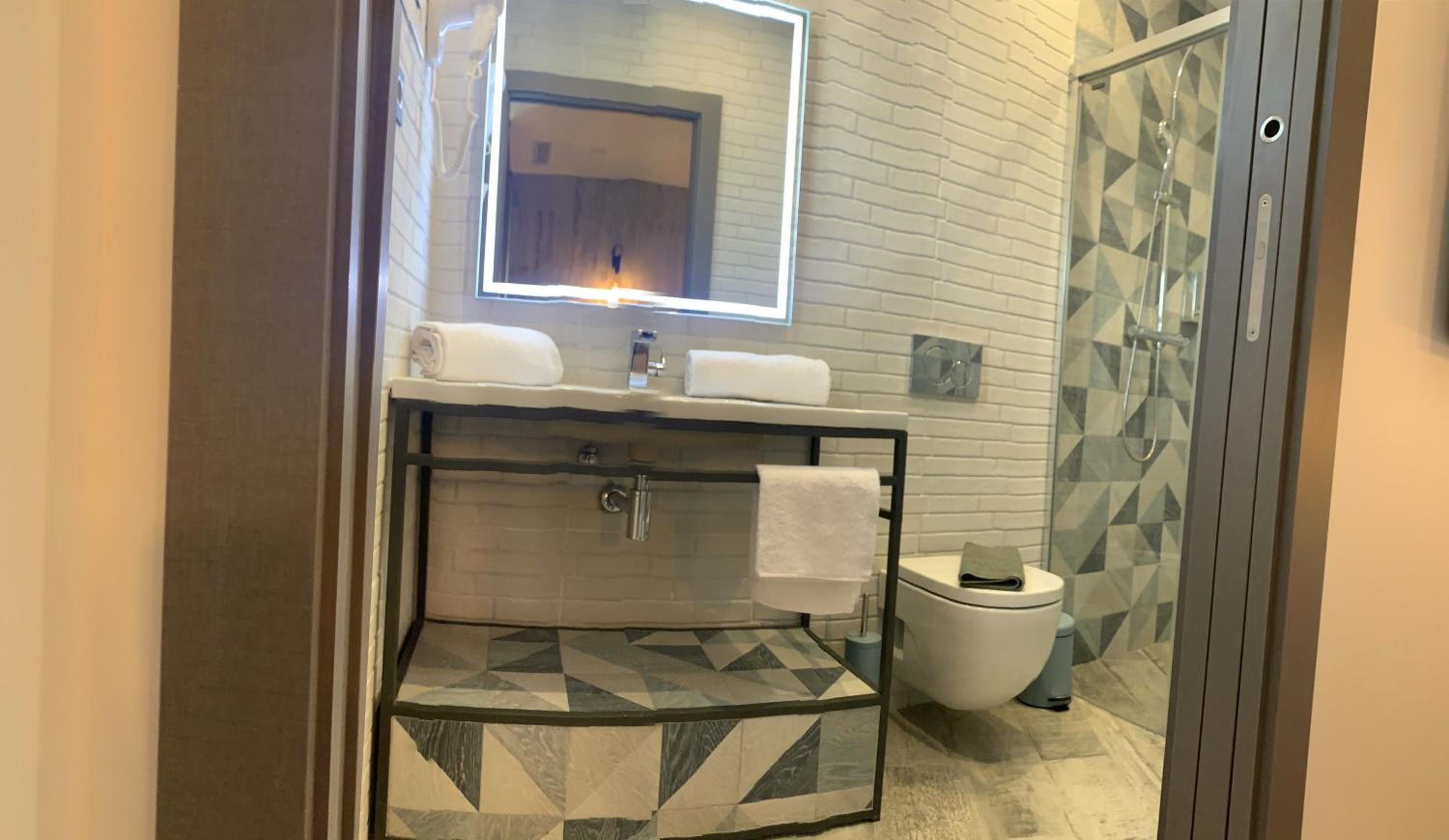 Double or Twin Room - Photo 13