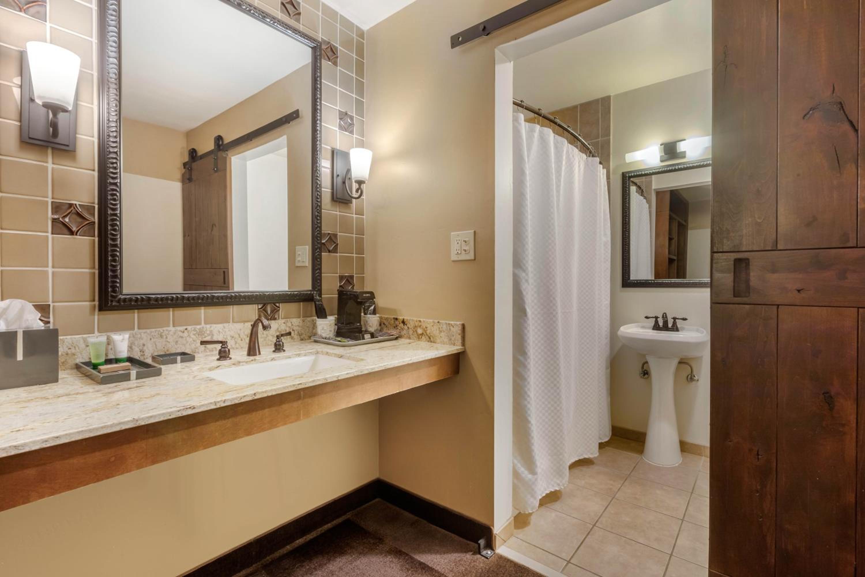 Standard Room, 2 Double Beds, Accessible Tub, Non-Smoking - Photo 9
