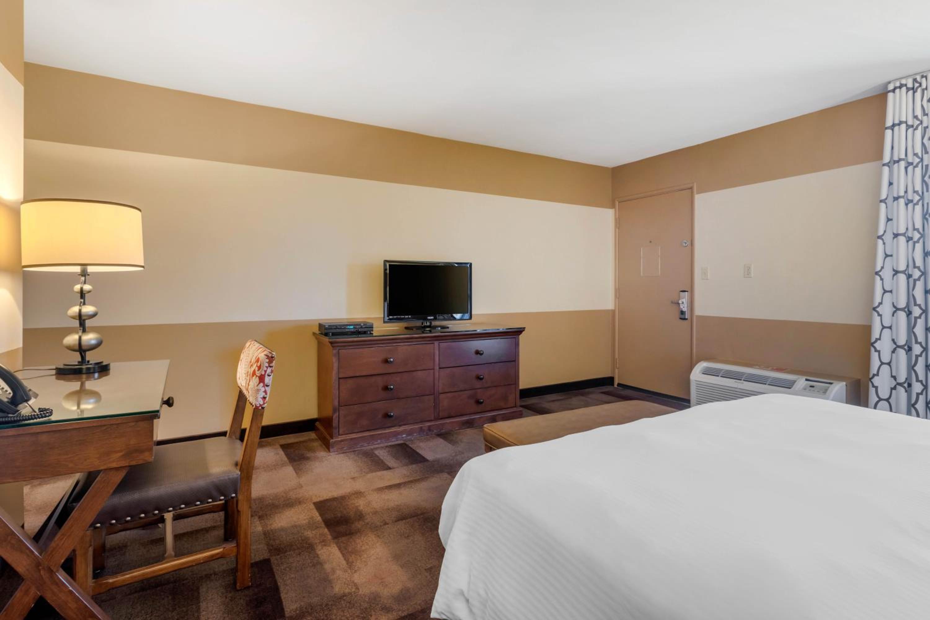 Standard Room, 1 King Bed, Non-Smoking - Photo 13