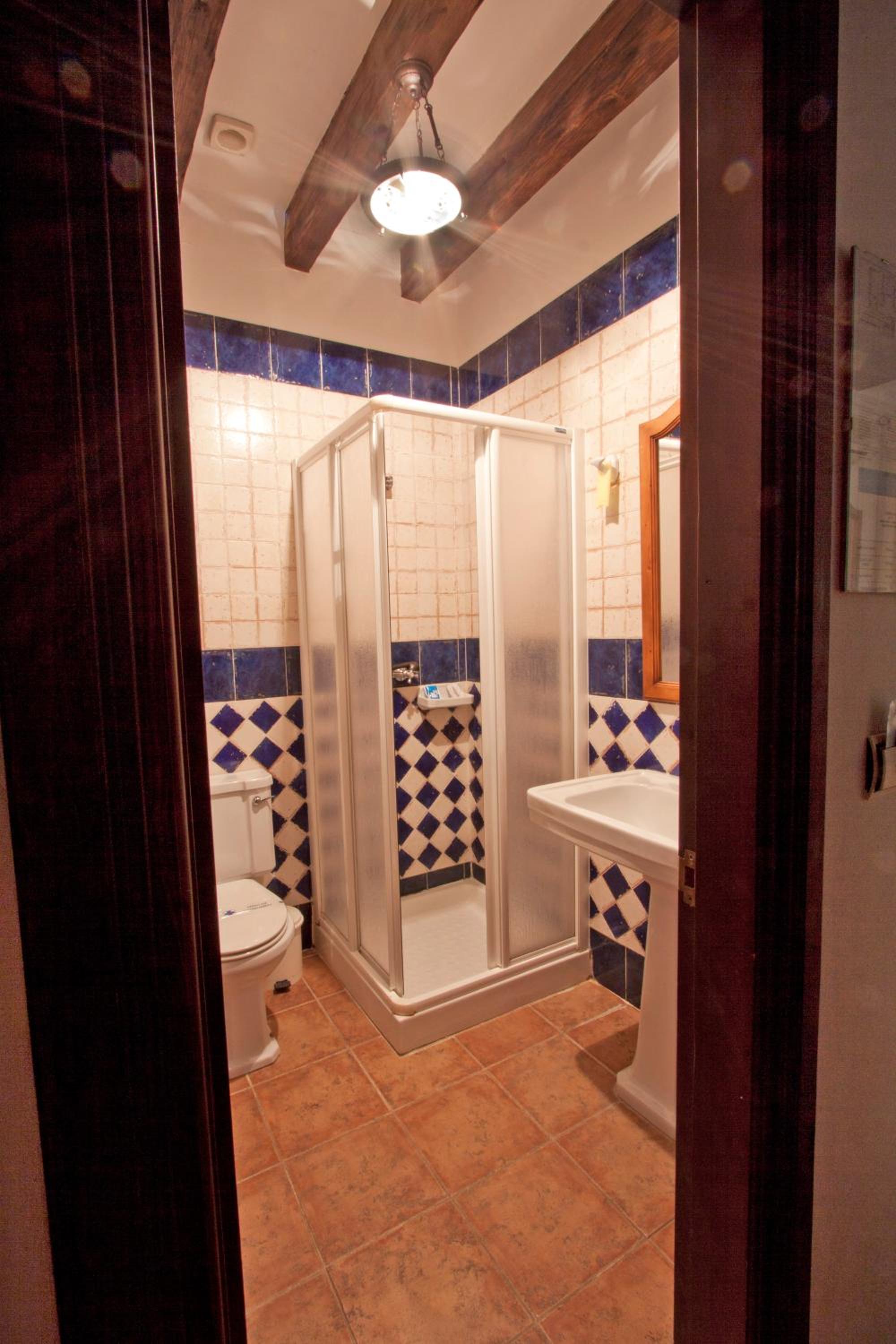Double or Twin Room - Photo 4