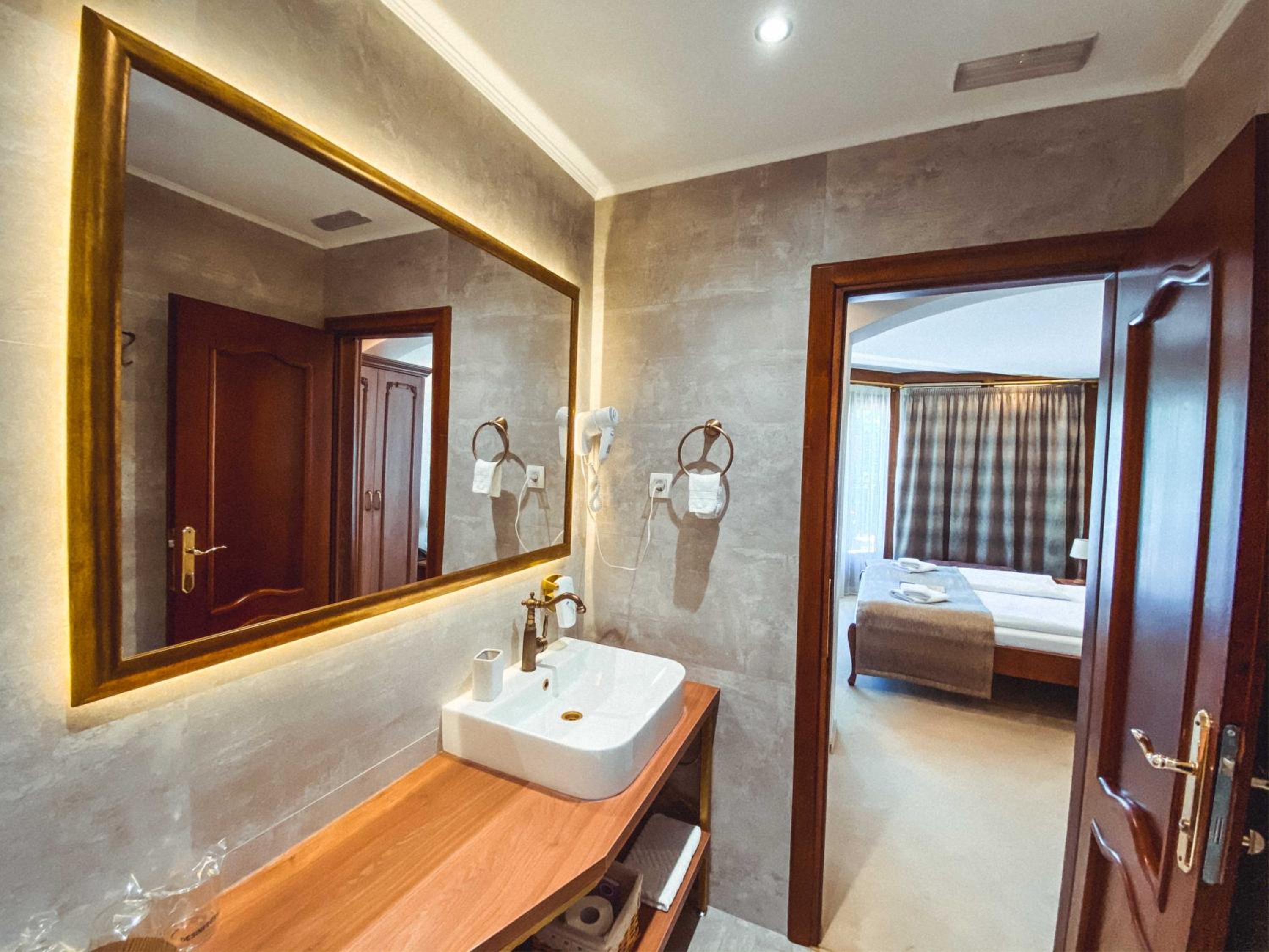 Suite with Spa Bath - Photo 11