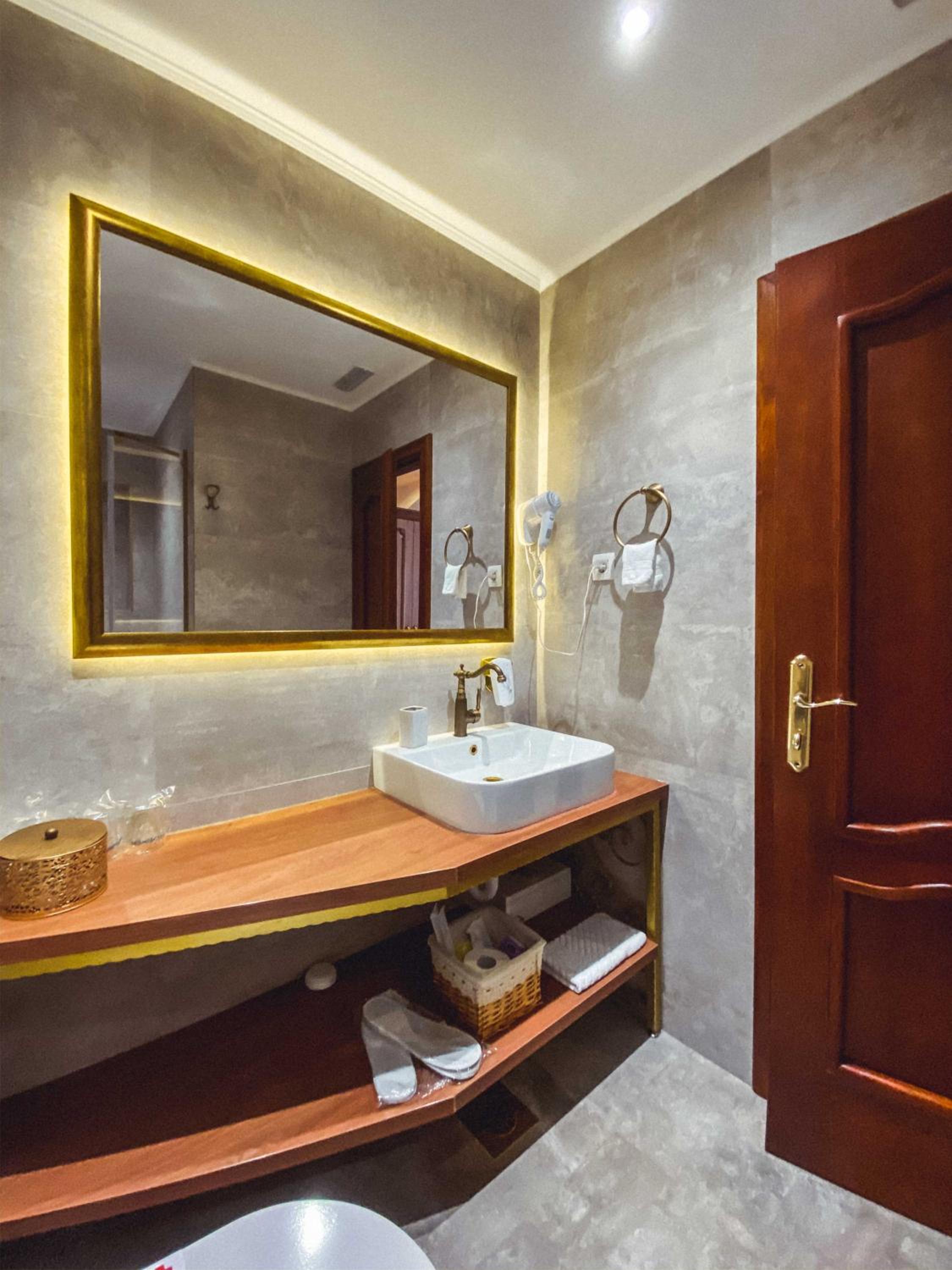 Suite with Spa Bath - Photo 12