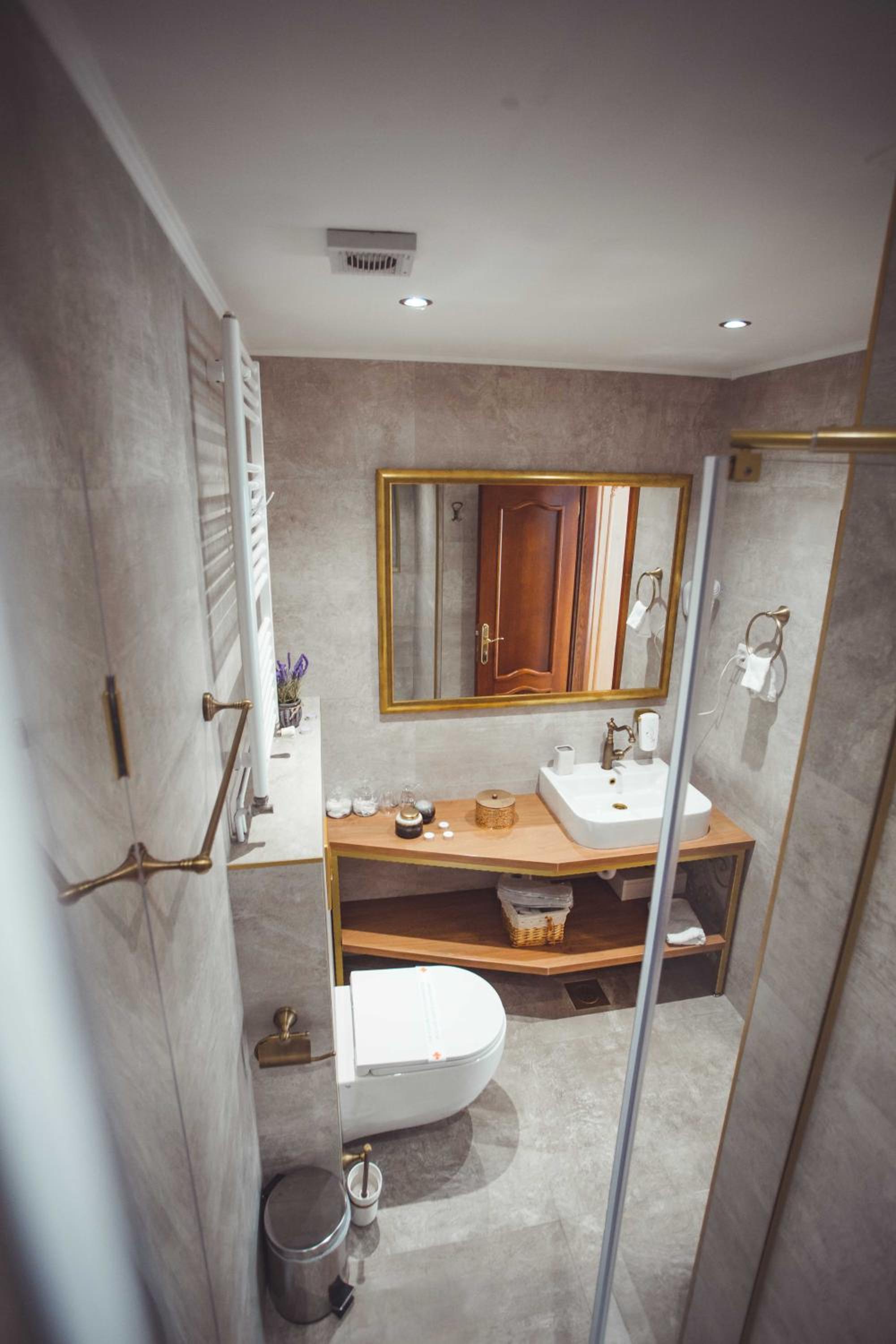 Suite with Spa Bath - Photo 14