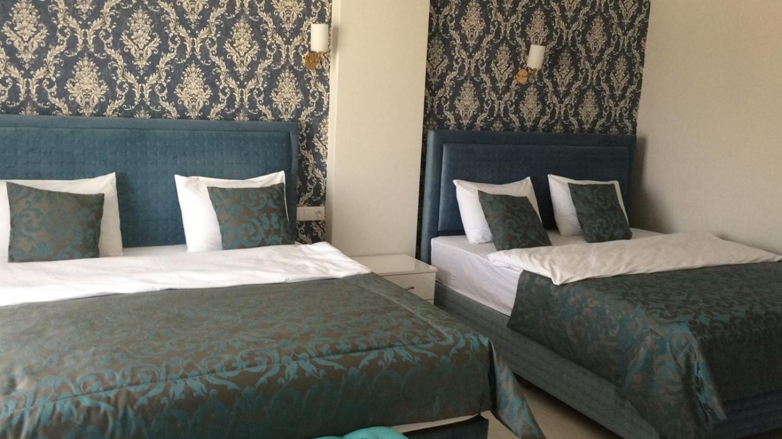 Deluxe Queen Room with Two Queen Beds - Photo 5