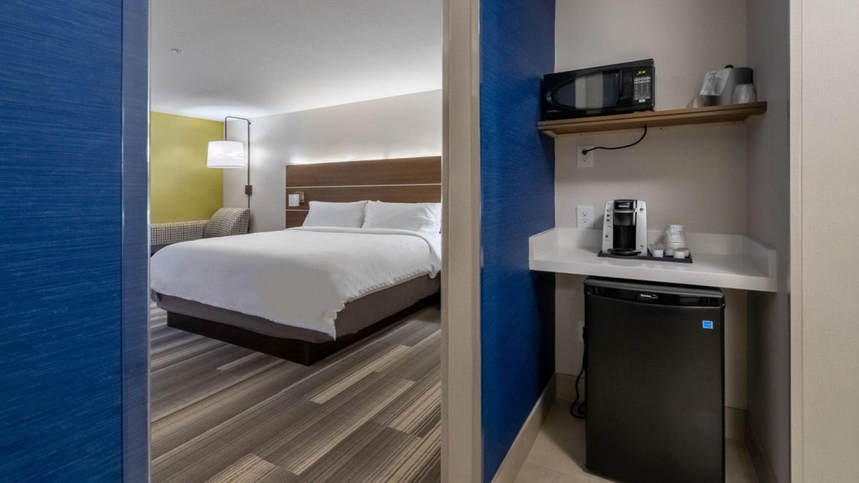 Standard King Room with Extra Space - Photo 6