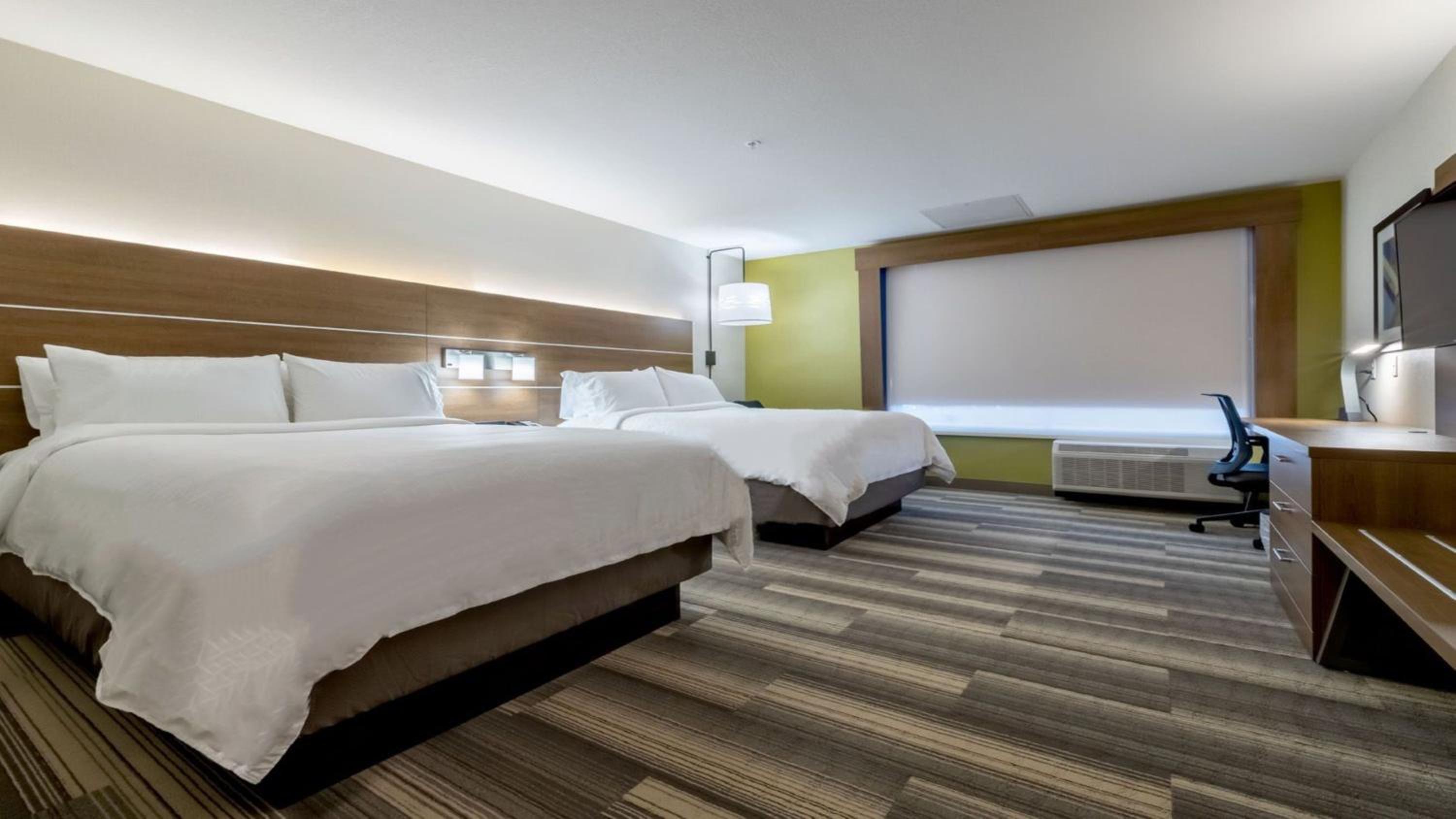 Standard Queen Room with Two Queen Beds - Extra Floor Space - Photo 3