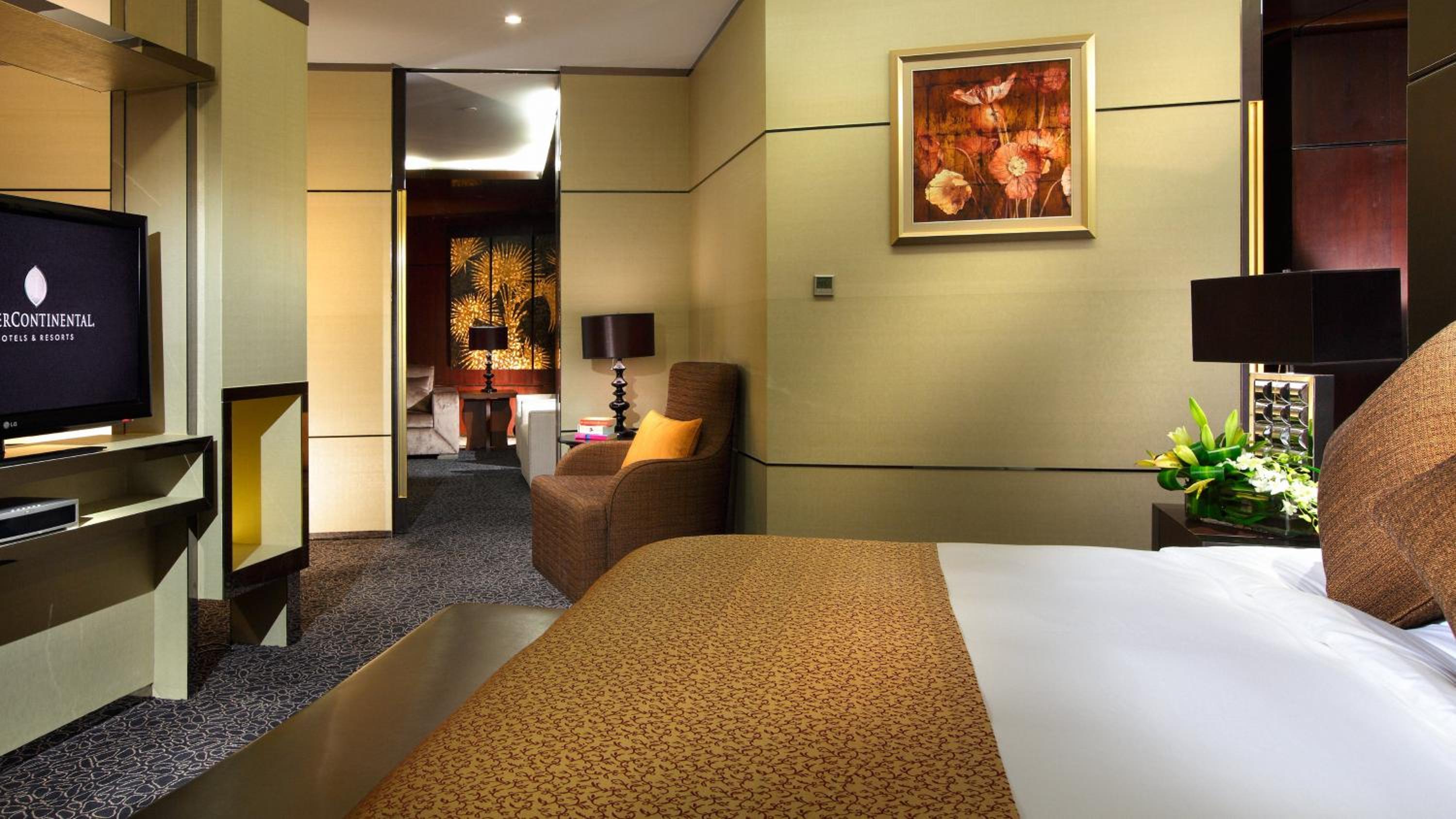 One-Bedroom Dining Suite with Lake View - Photo 2