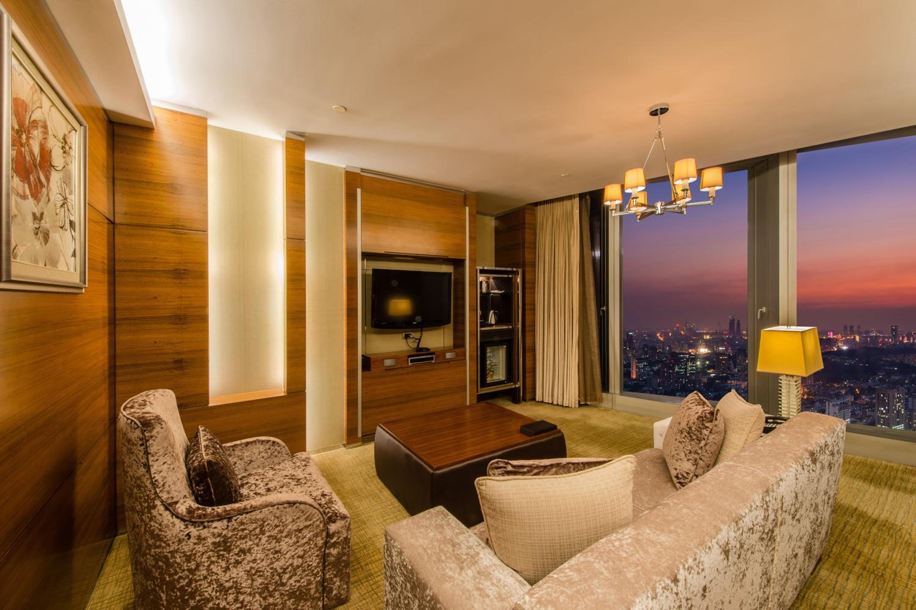 One-Bedroom King Suite with Lake View - Photo 10