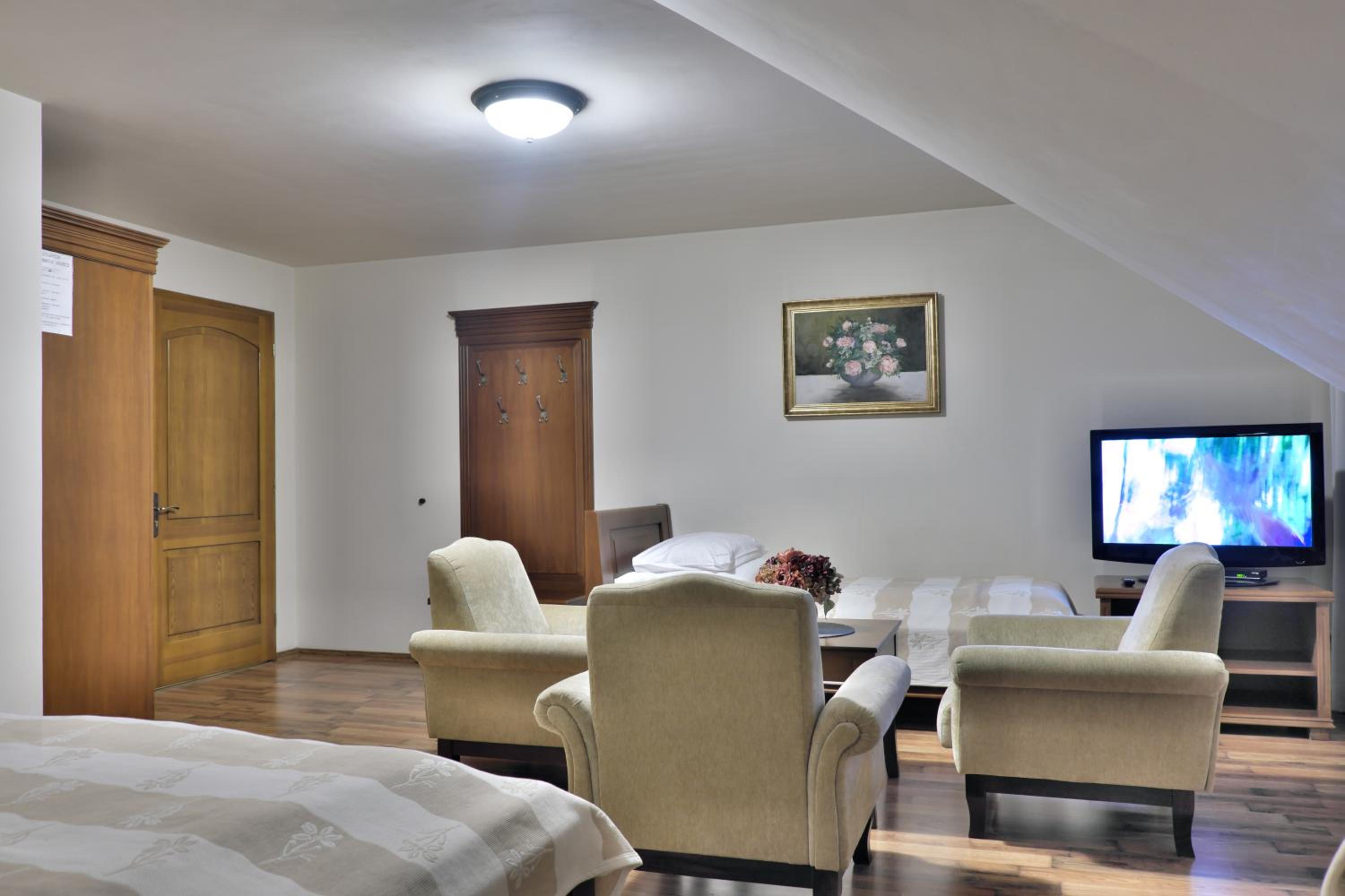 Quadruple Room with Balcony - Photo 5