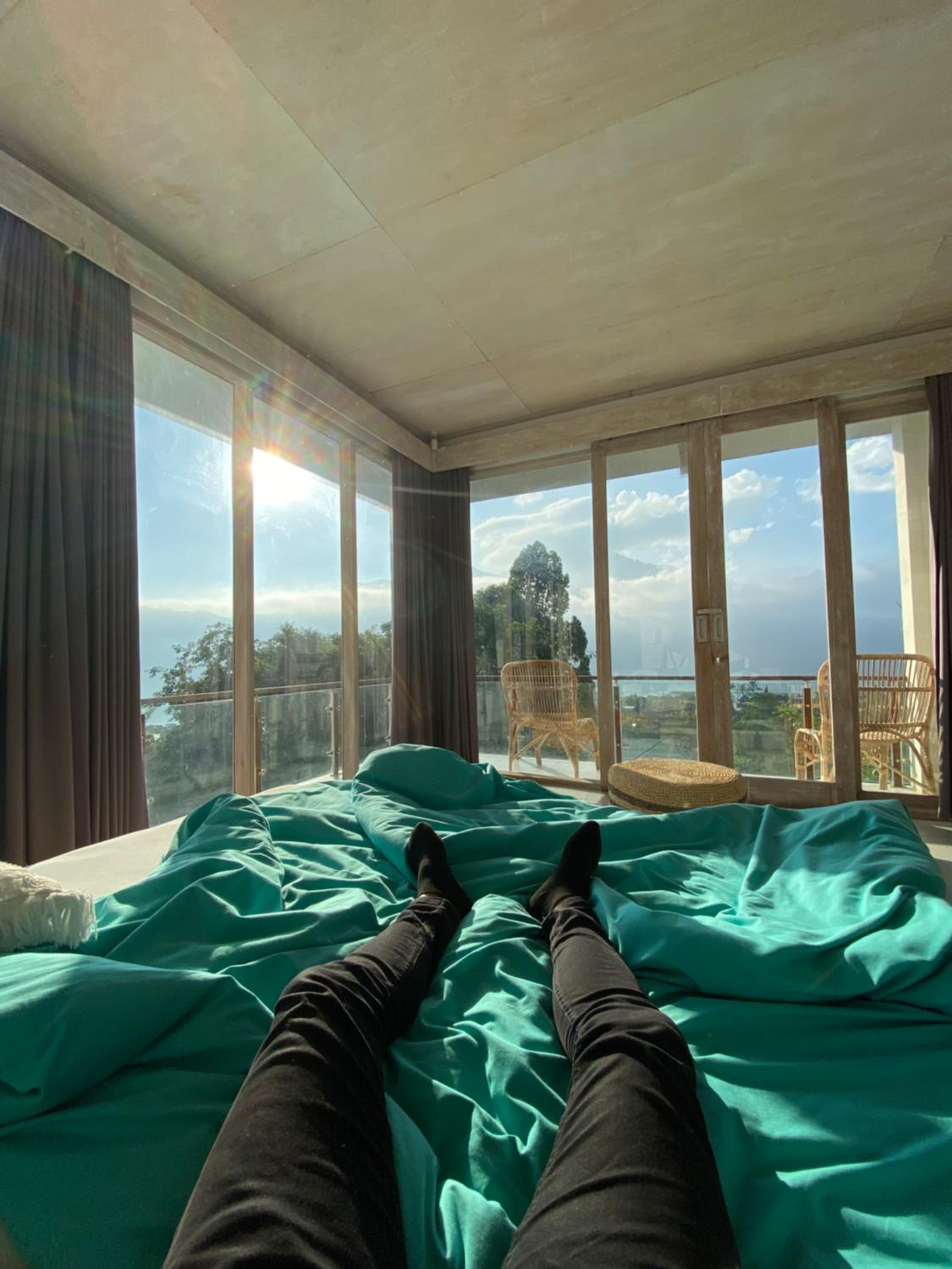 Deluxe King Room With Mountain & Lake View photo 1