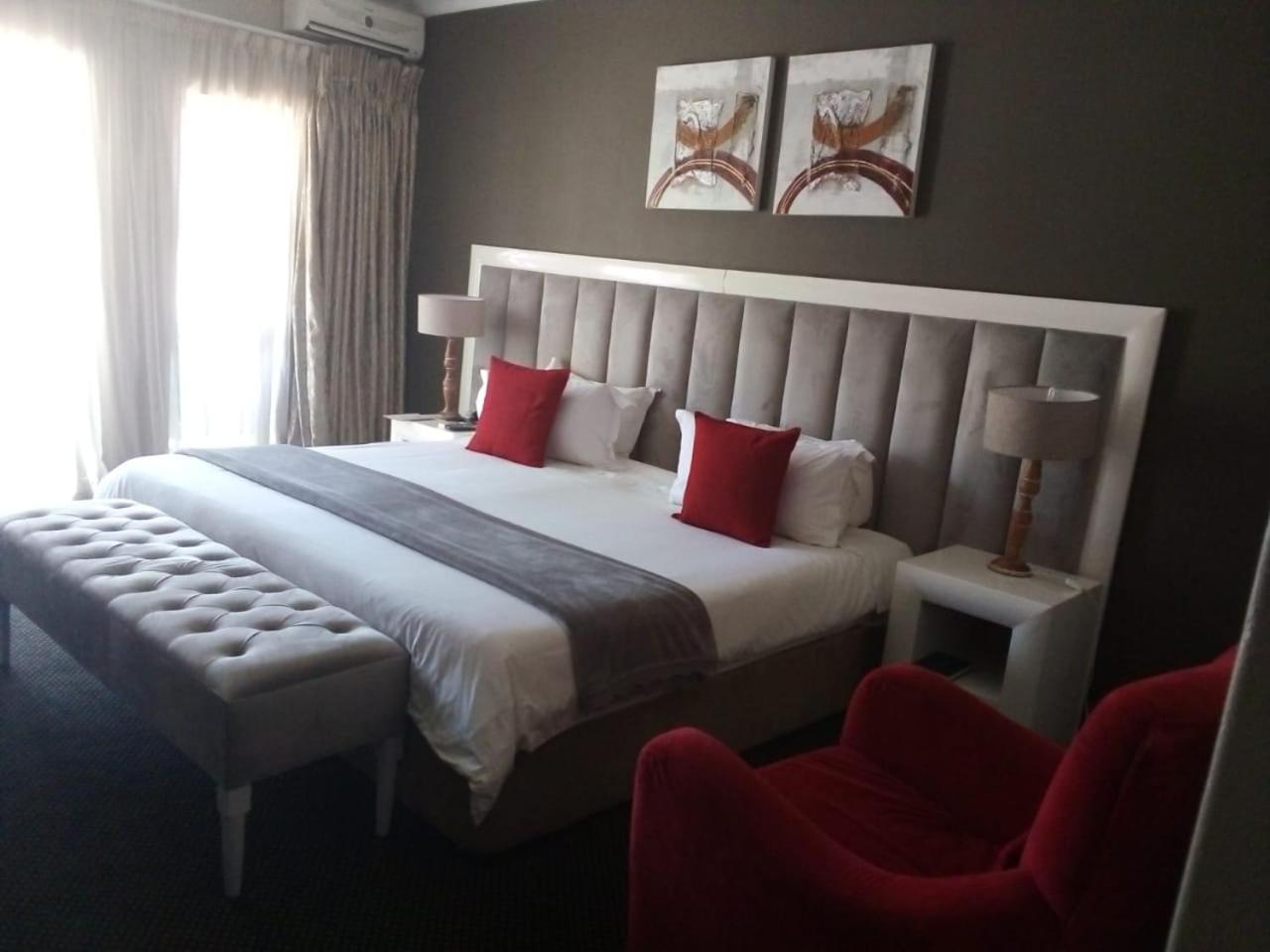 Standard Double or Twin Room - Photo 9