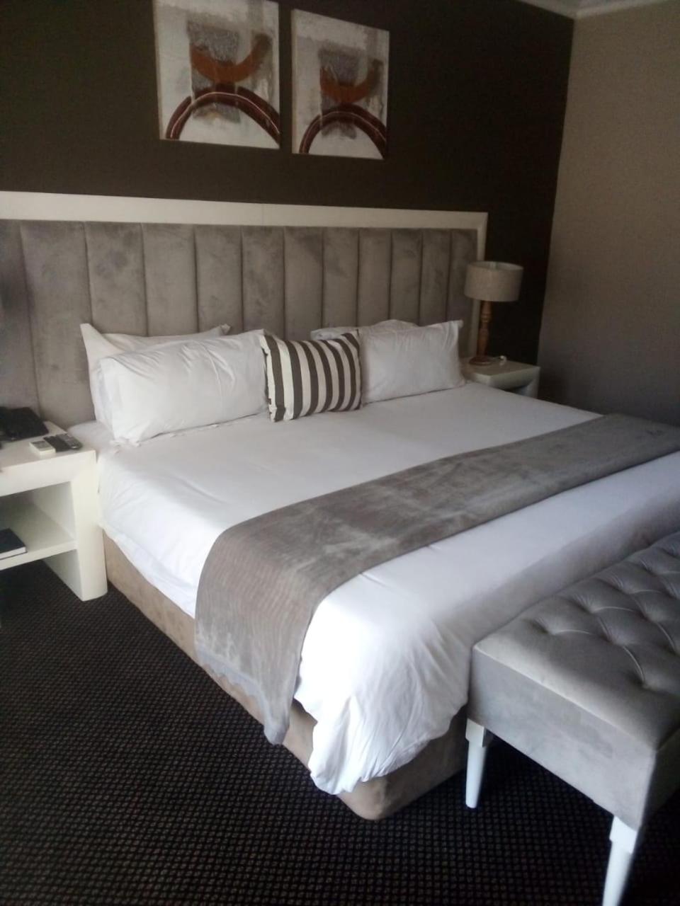 Standard Double or Twin Room - Photo 10