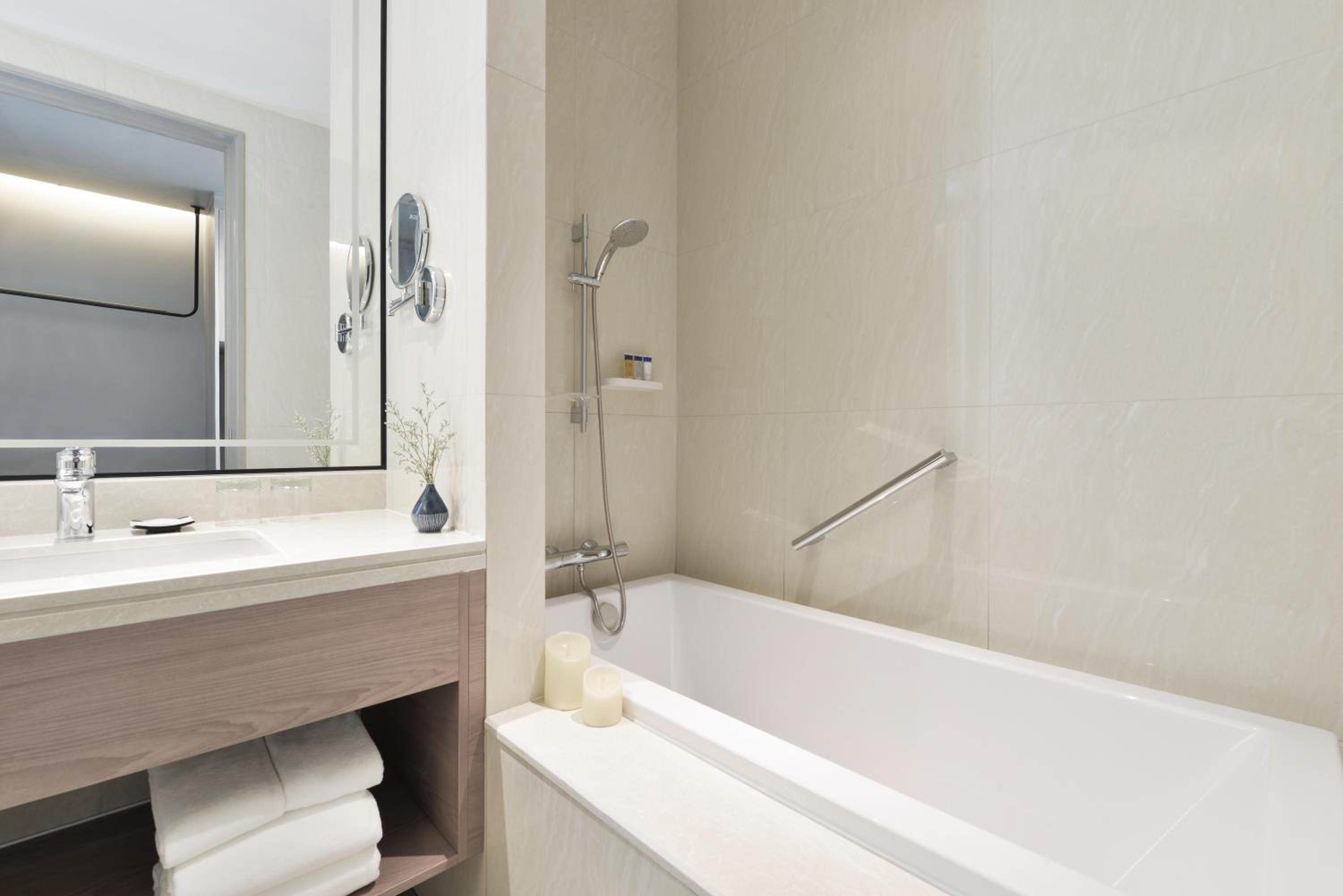 Deluxe Premium Room 2 Pax - Photo 11