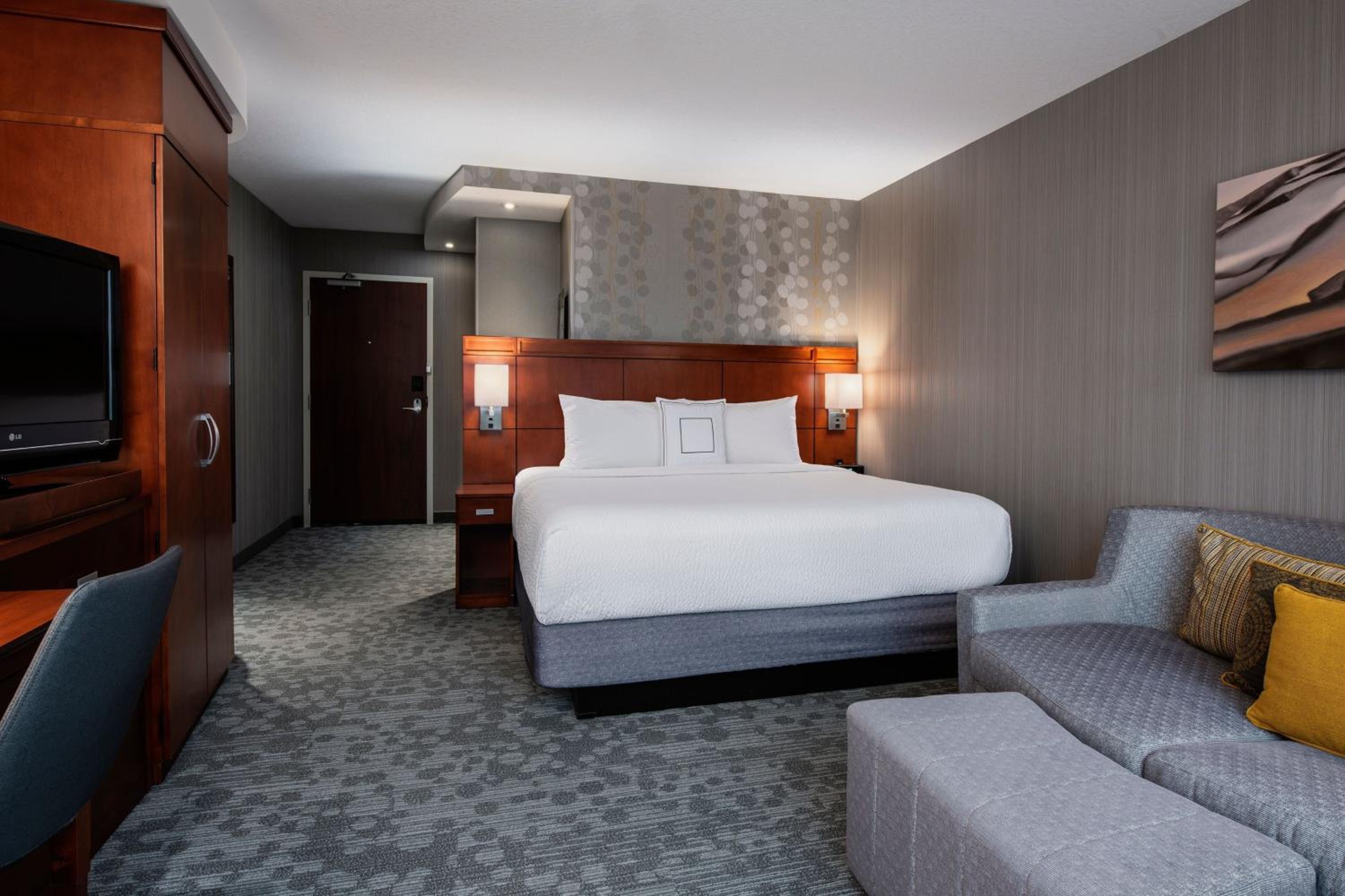 King Room with Roll-In Shower - Mobility Access/Hearing Accessible