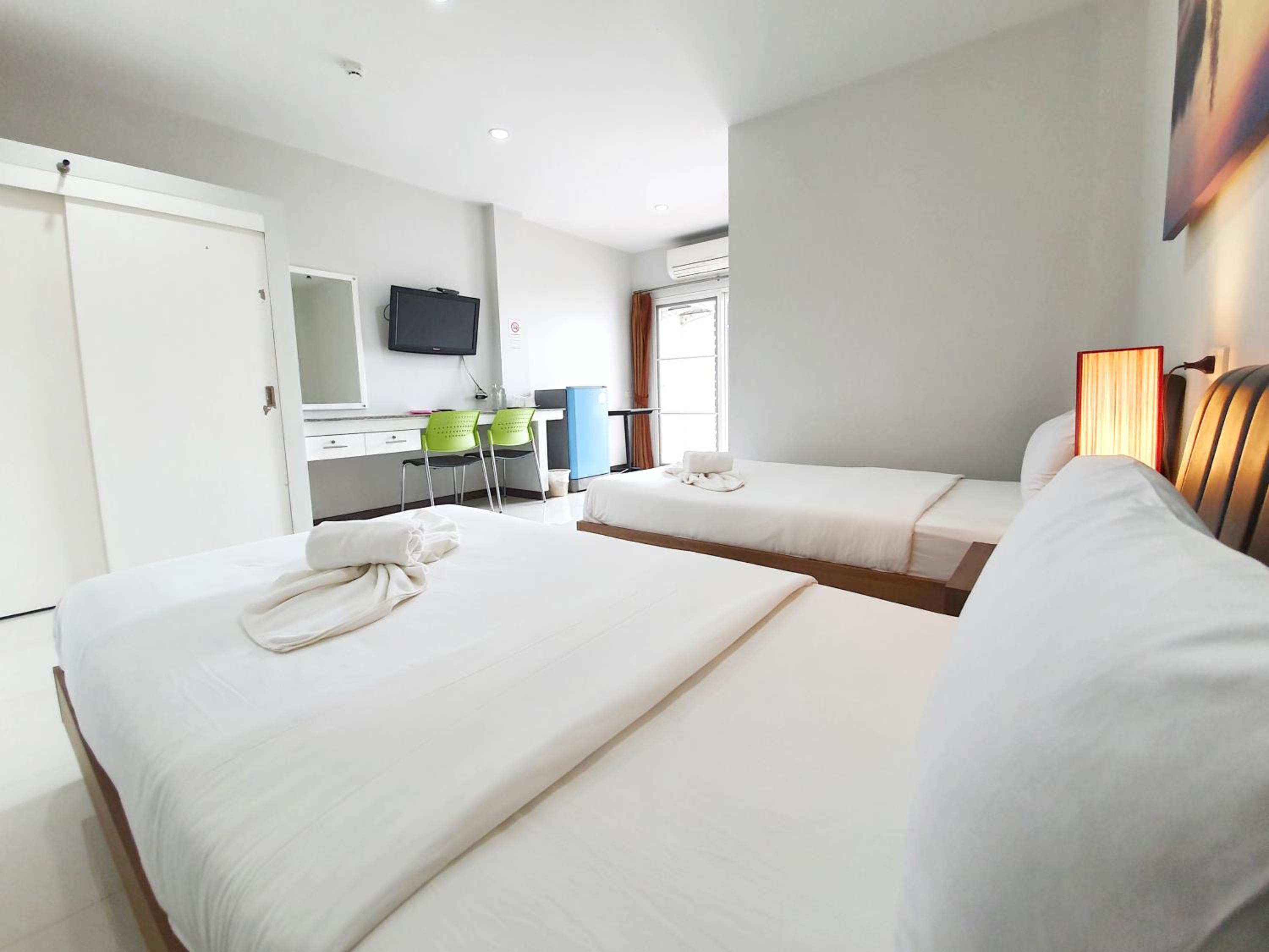 Standard Twin Room - Photo 4