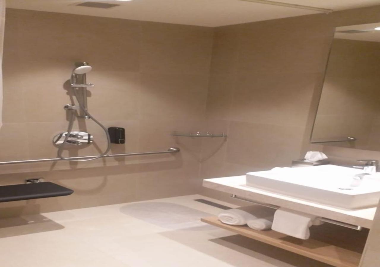 Standard Queen Room - Accessible - Photo 4