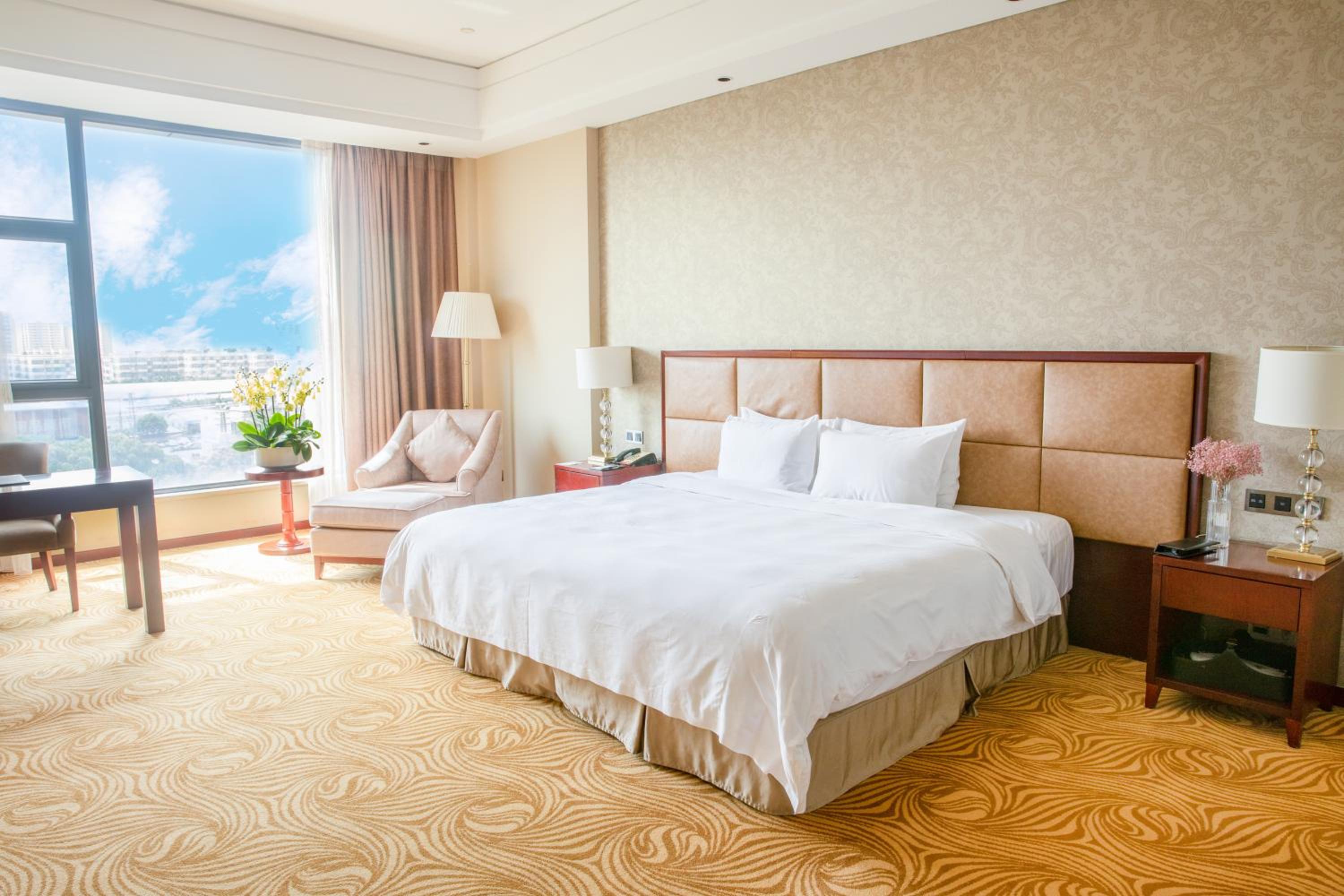 Premium King Room - Photo 2