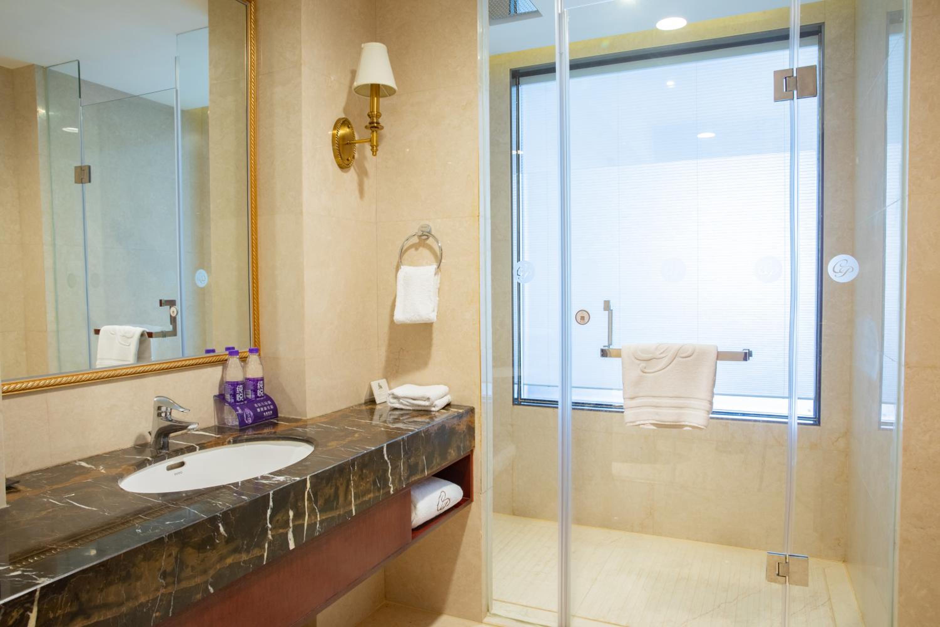 Premium King Room - Photo 5