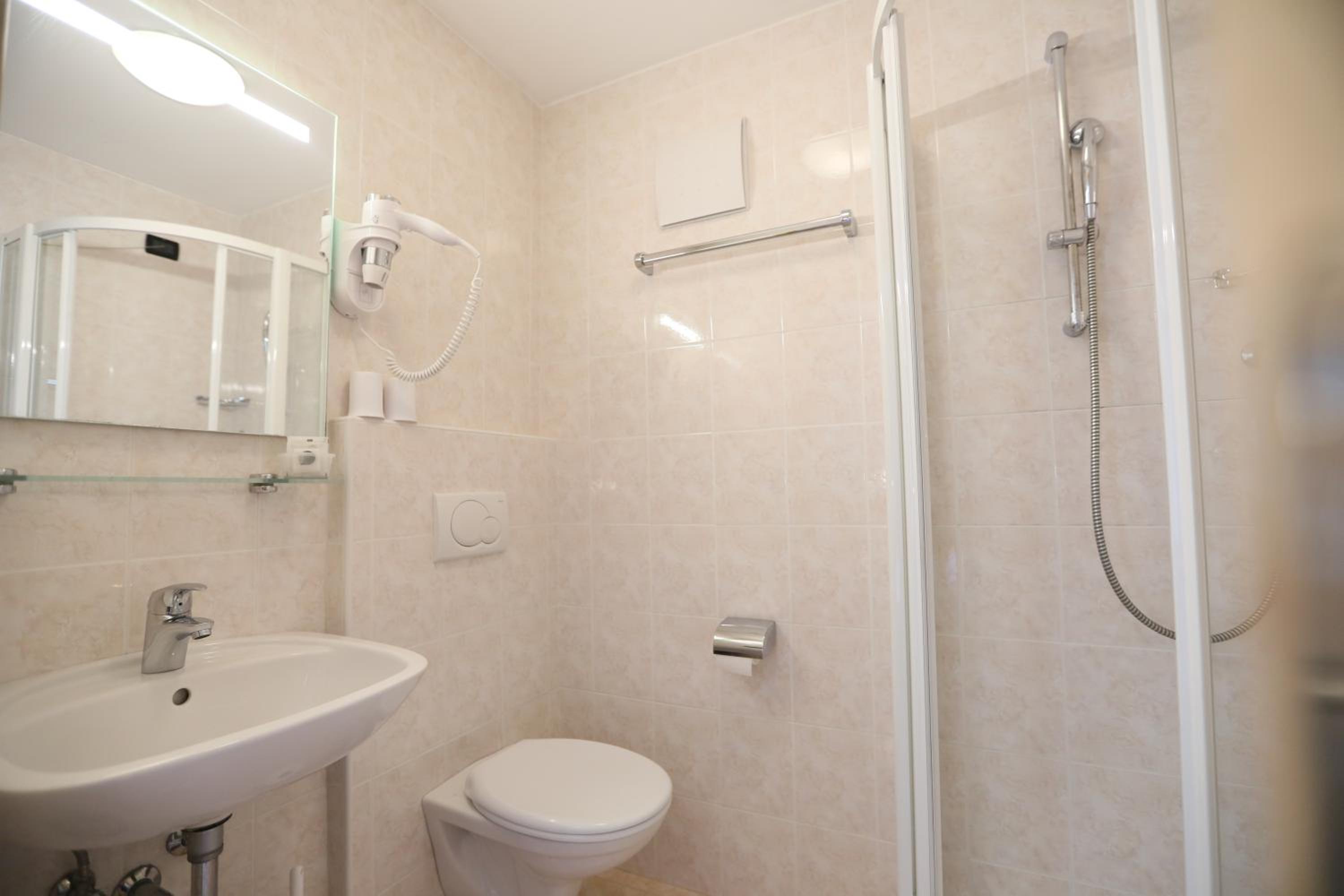 Economy Double Room photo 3