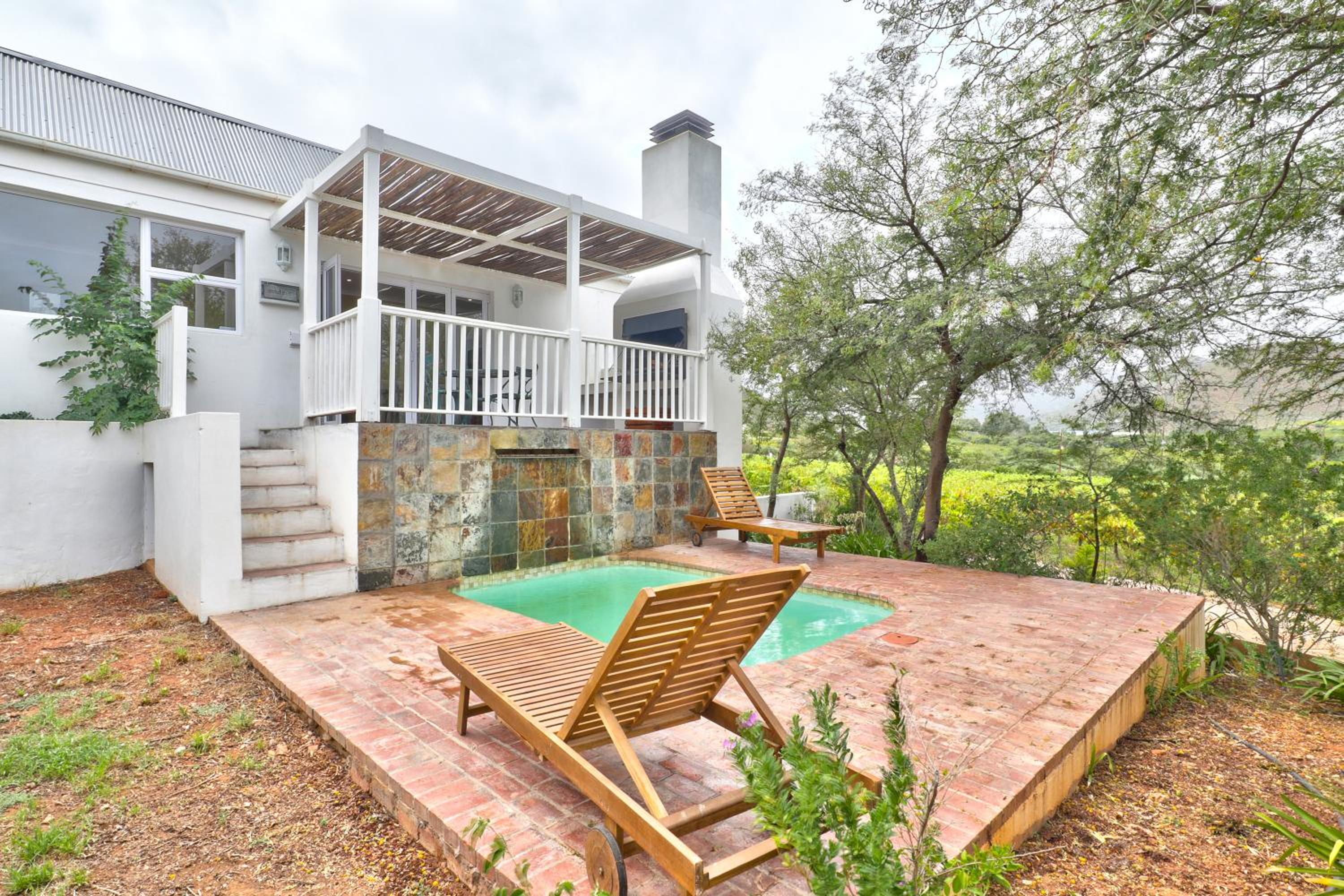 Two-Bedroom Cottage with Mountain View photo 2
