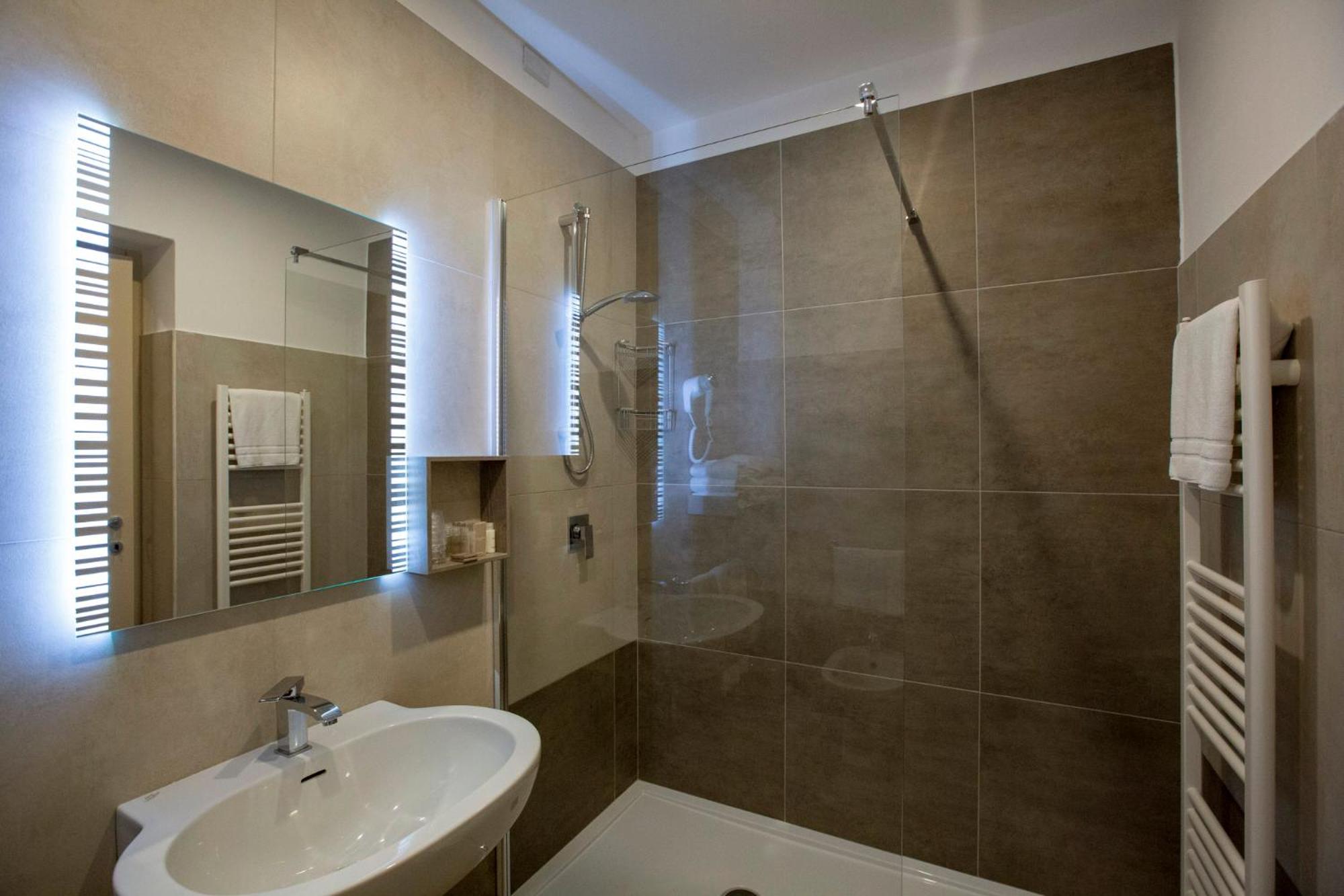 Junior Suite with Balcony - Photo 5