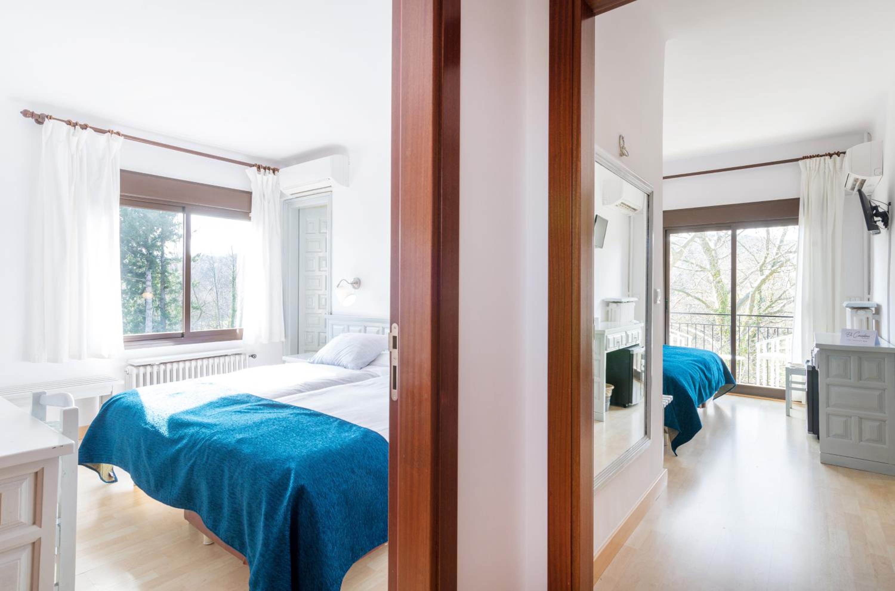Dos habitaciones dobles comunicadas (3 adultos)