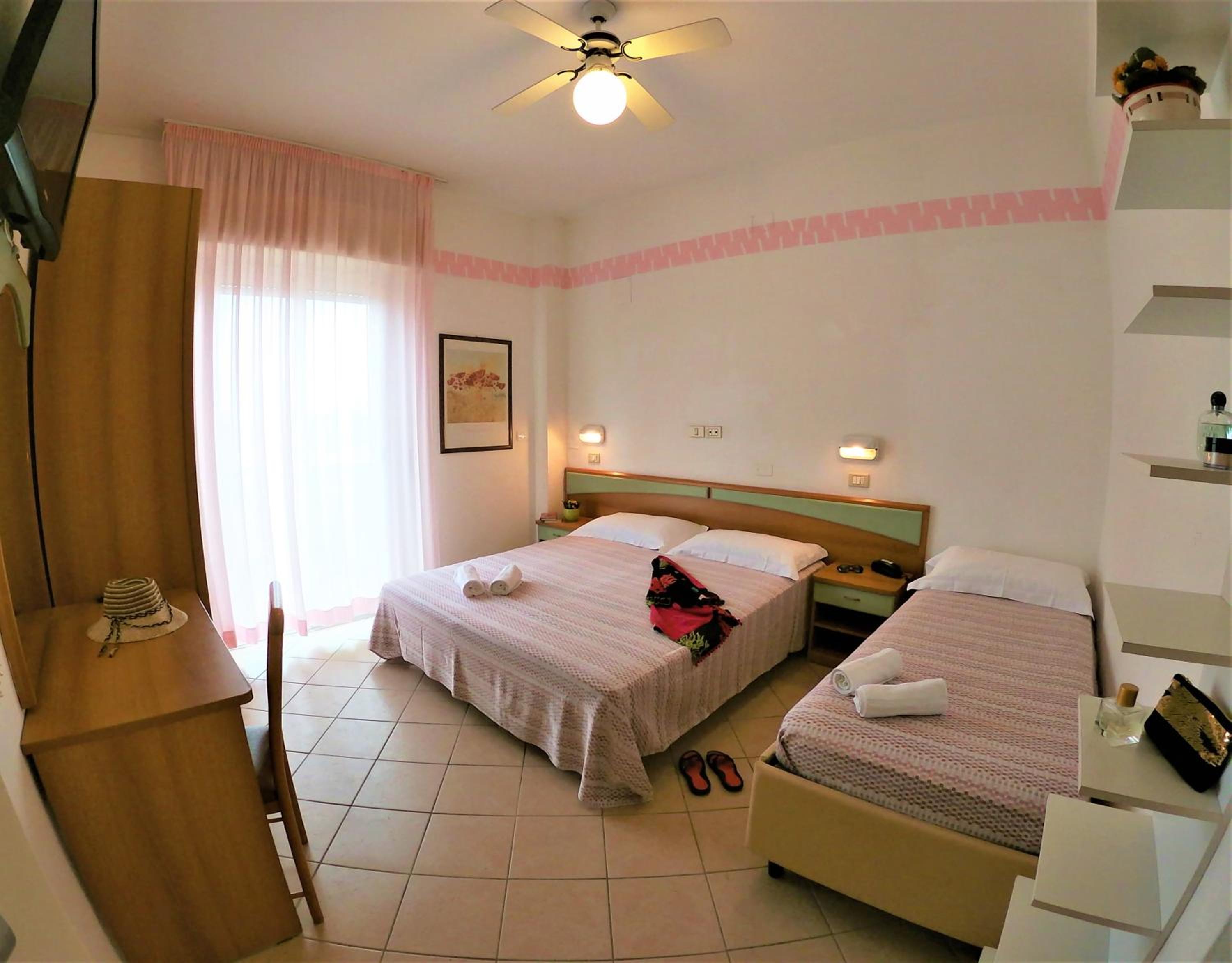 Economy Triple Room - Photo 3