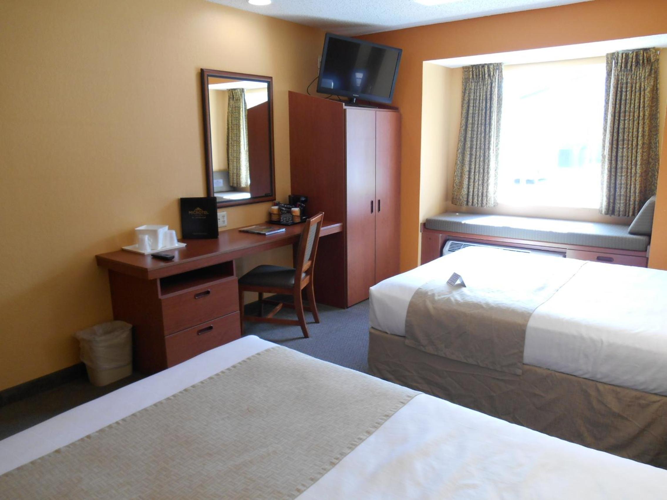 Queen Room with Two Queen Beds - Non-Smoking - Photo 1
