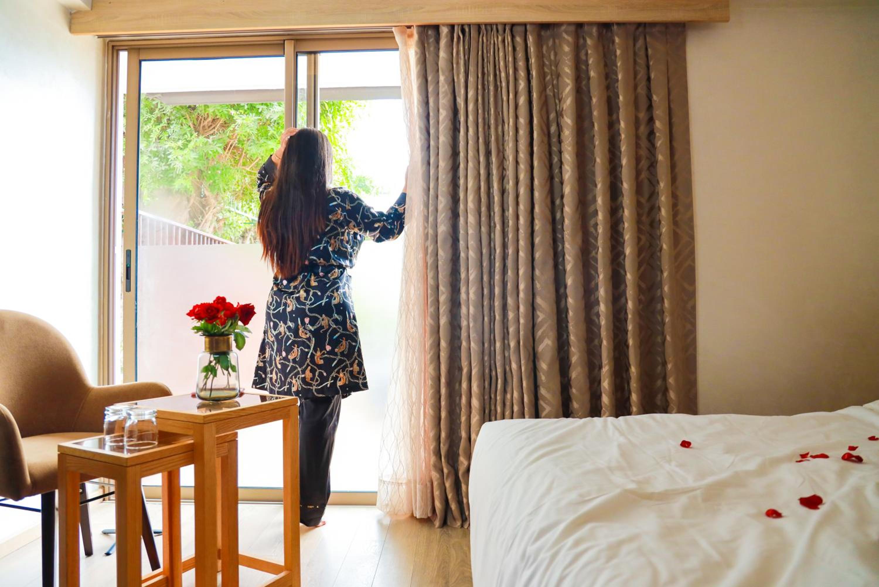 Double Room with Pool View - Photo 4