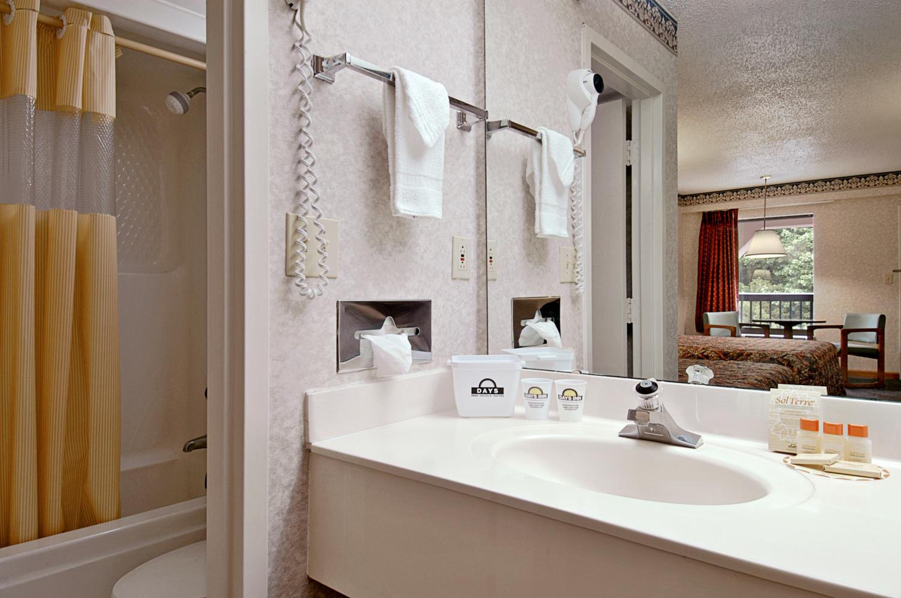 King Room - Non-Smoking - Photo 3