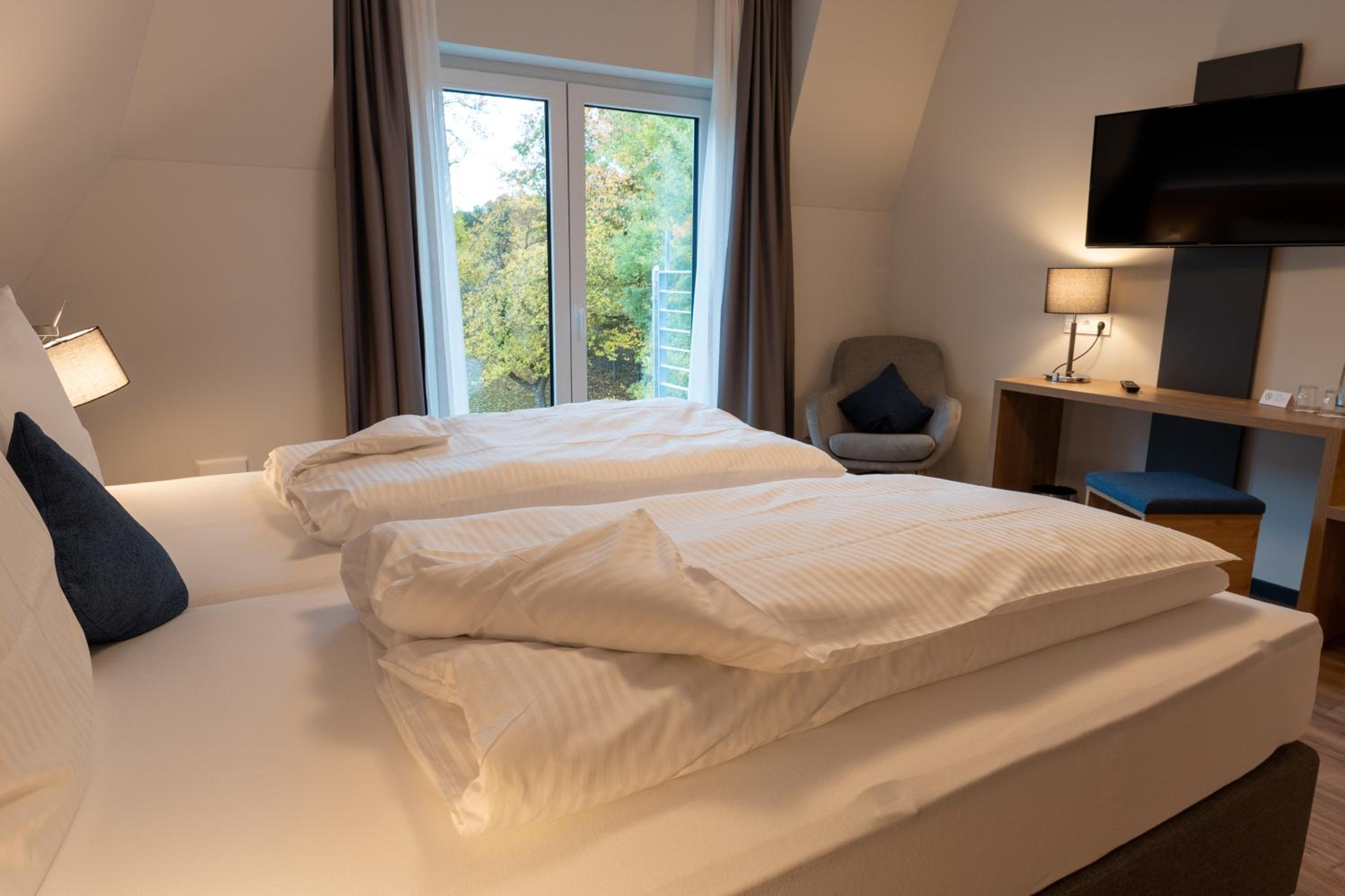 Double Room with Balcony (2 Adults + 1 Child) photo 2