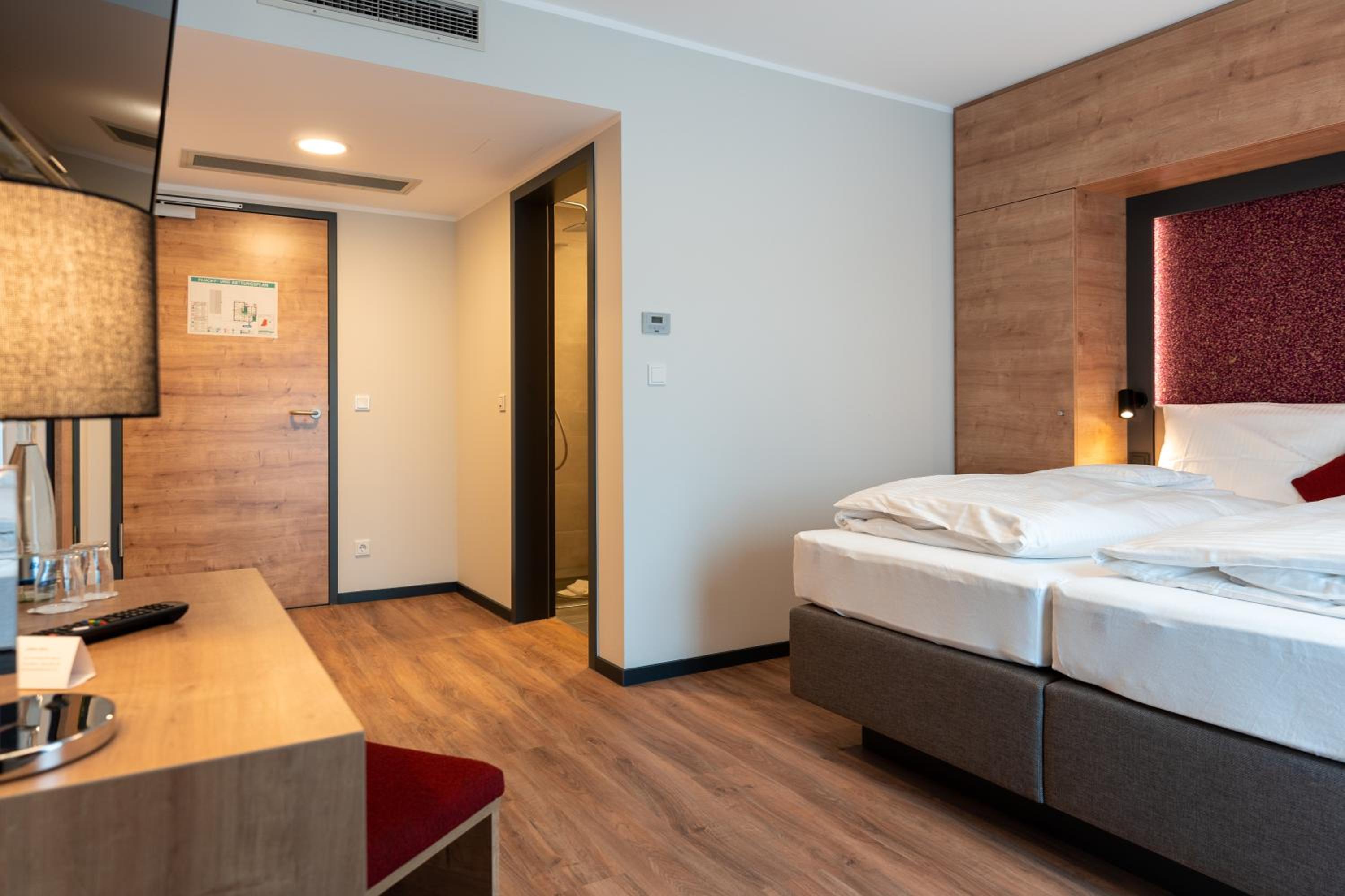 Double Room with Balcony - Photo 3