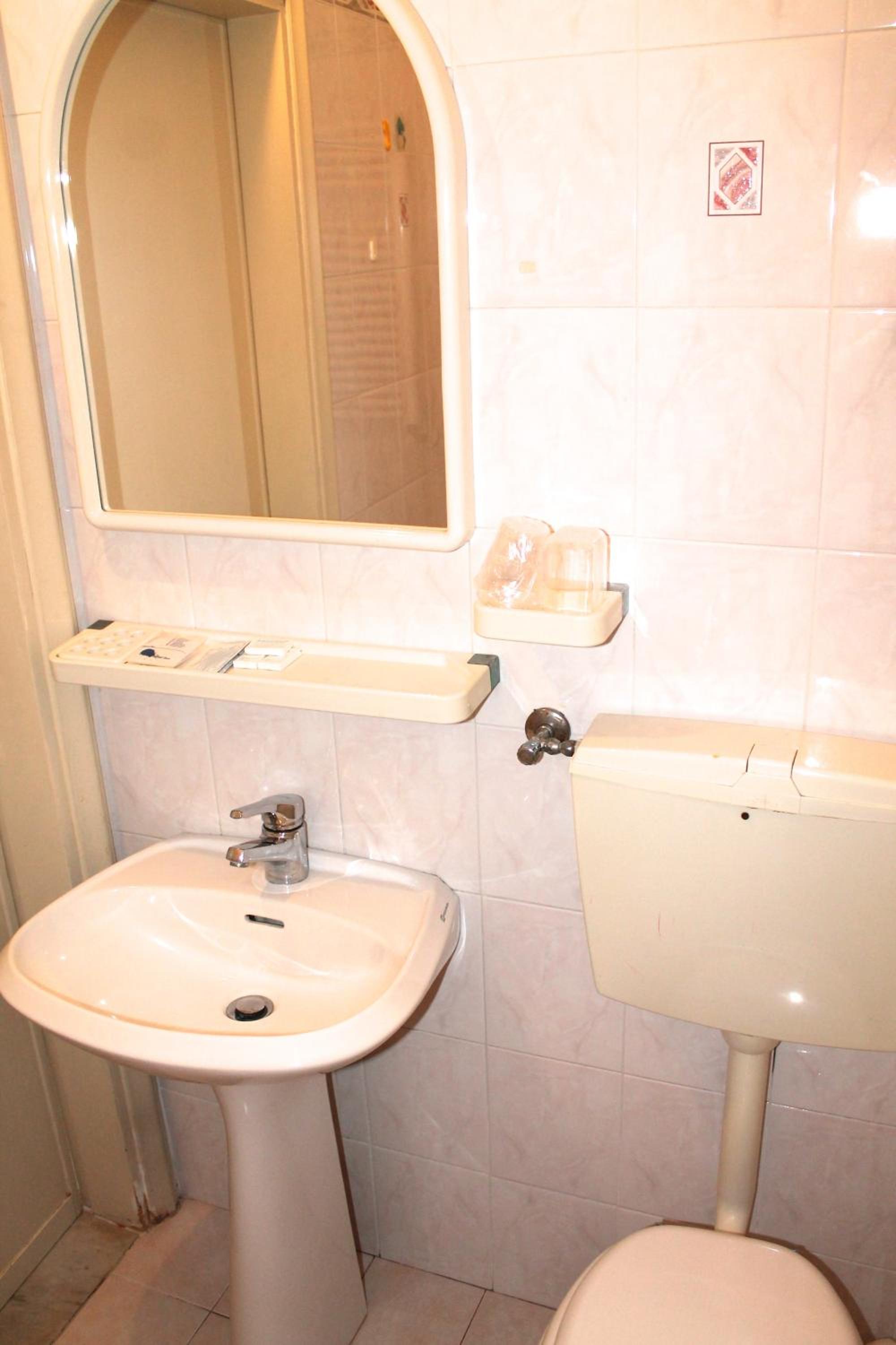 Double Room - Photo 7