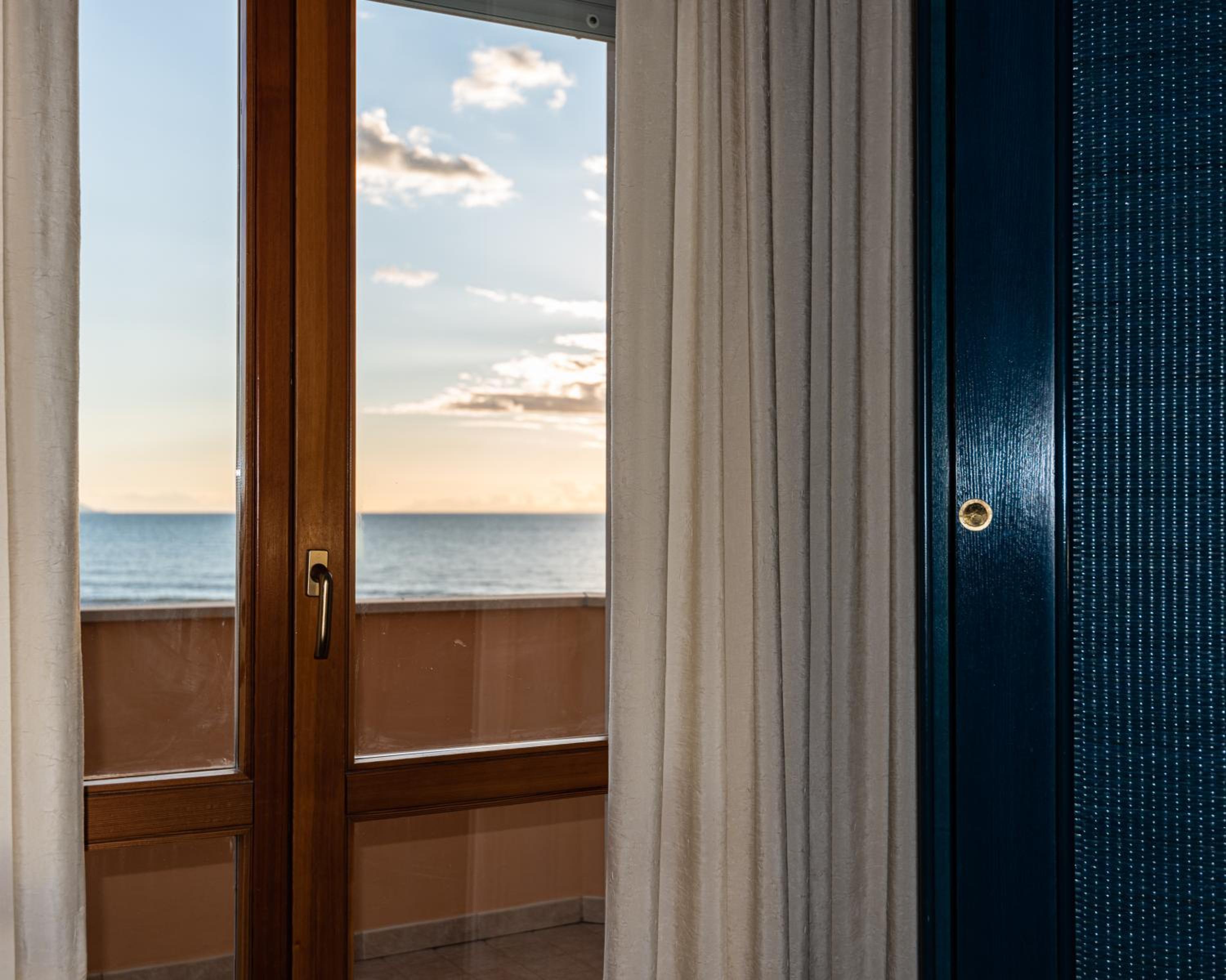 Double Room with Sea View - Photo 2