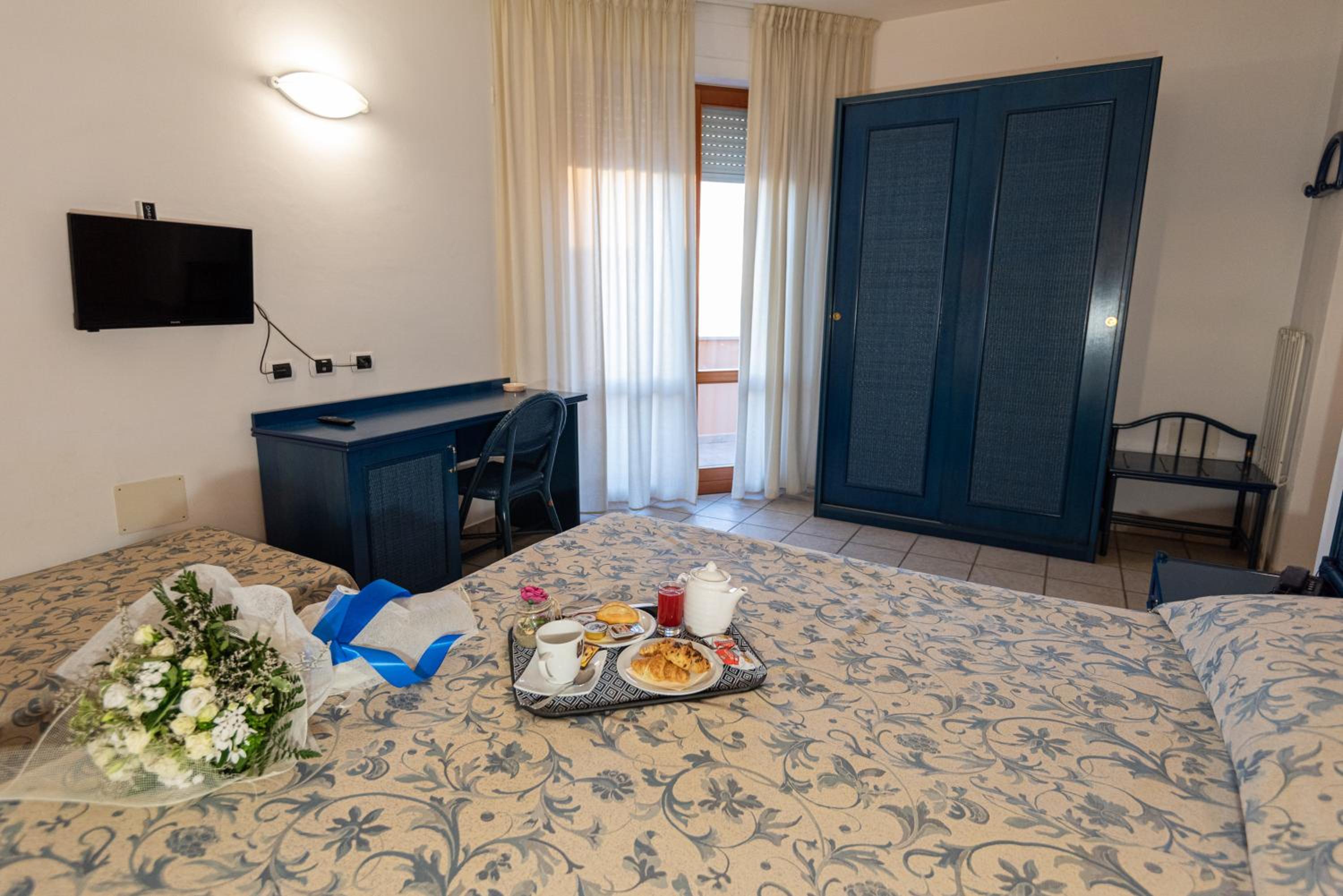 Double Room with Sea View - Photo 3