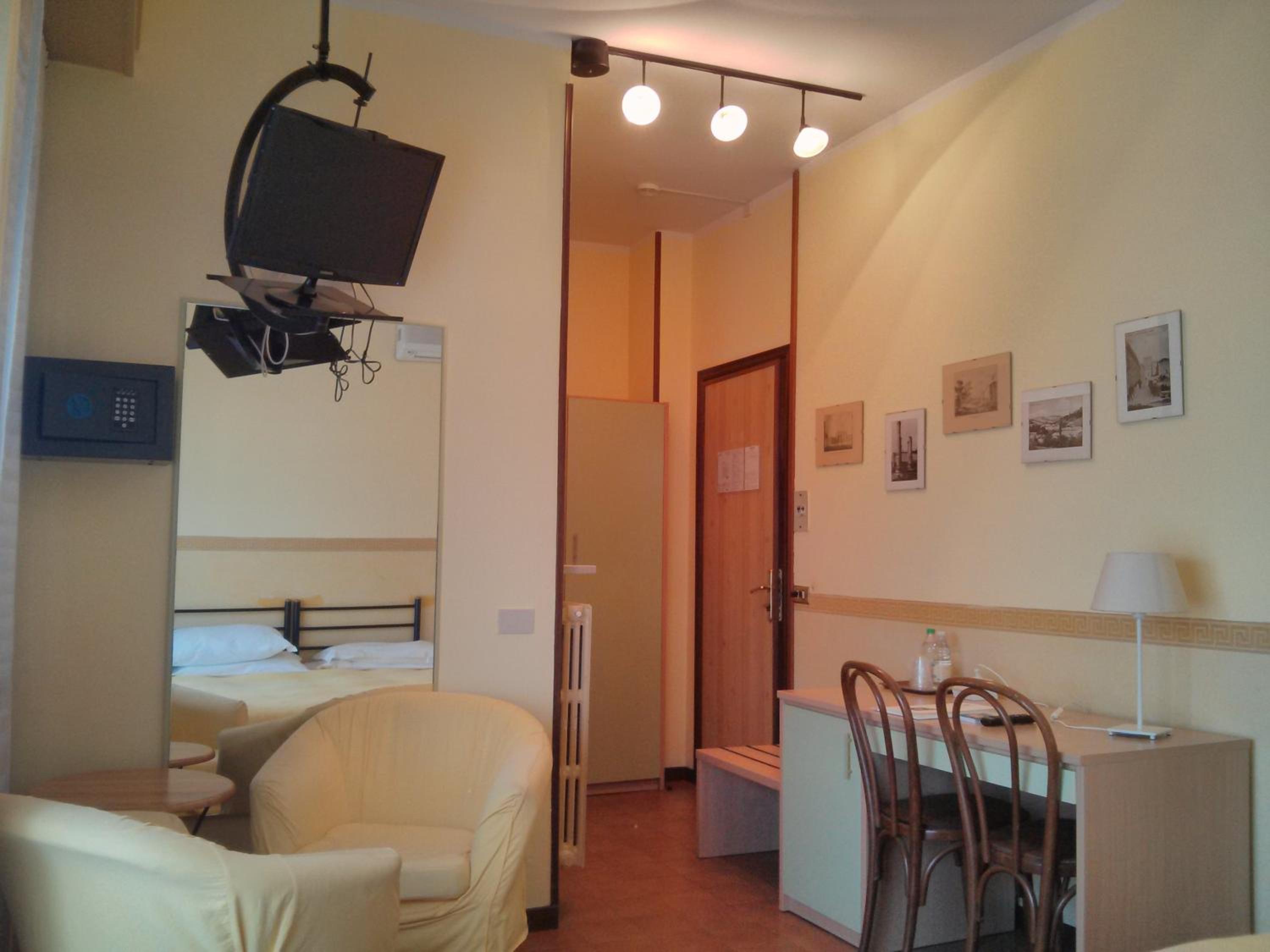 Double or Twin Room - Photo 3