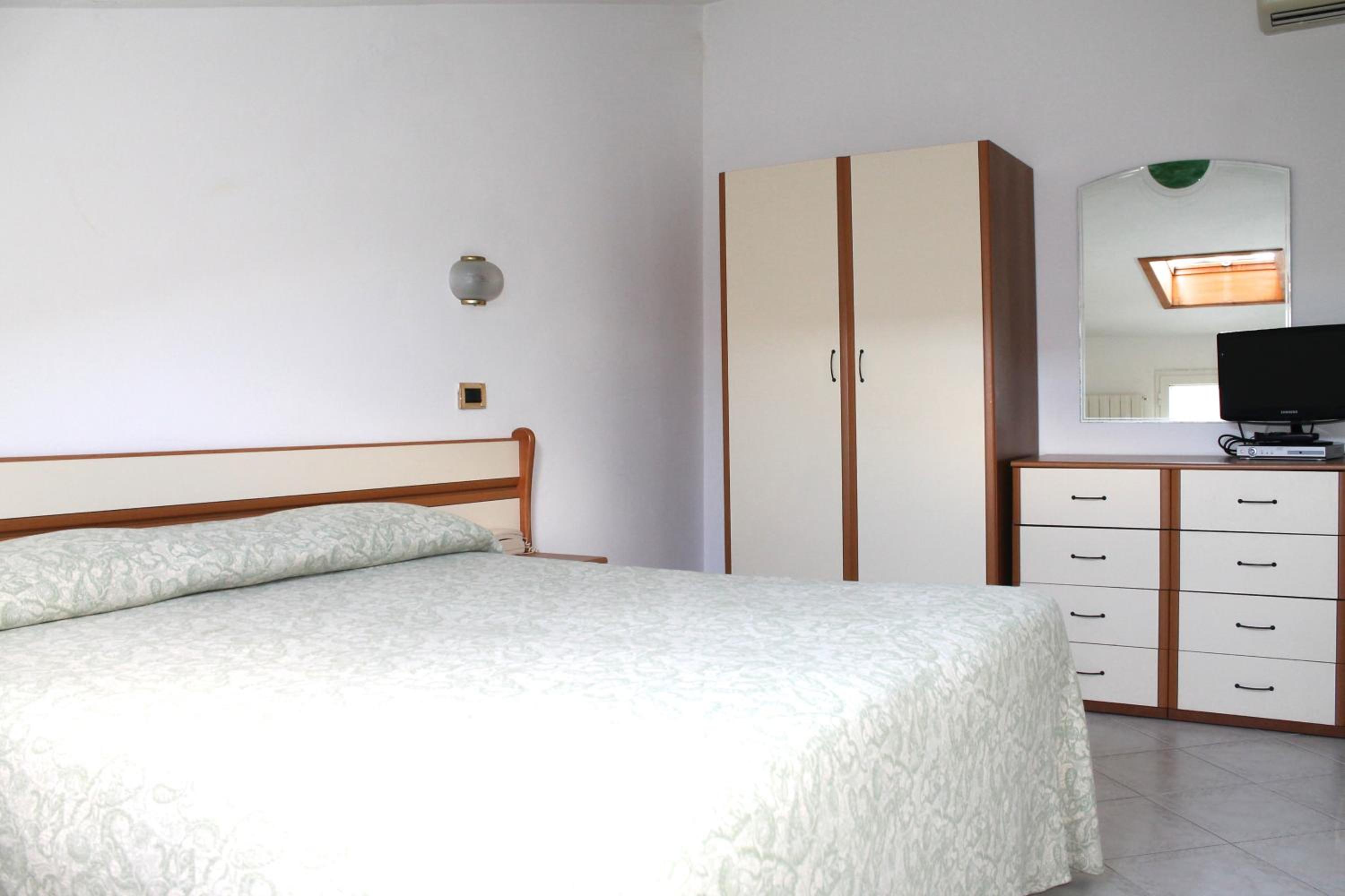 Economy Double Room - Photo 12