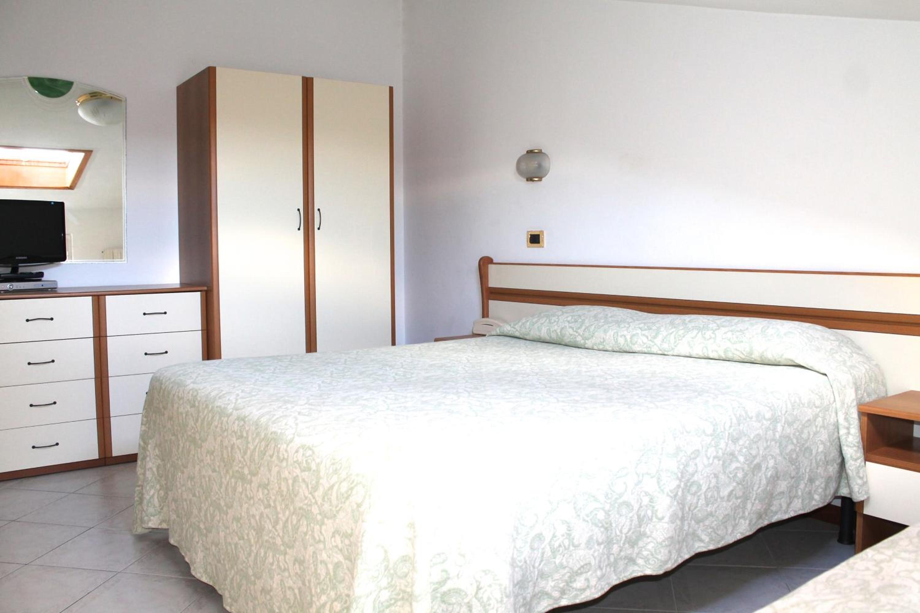 Economy Double Room - Photo 16
