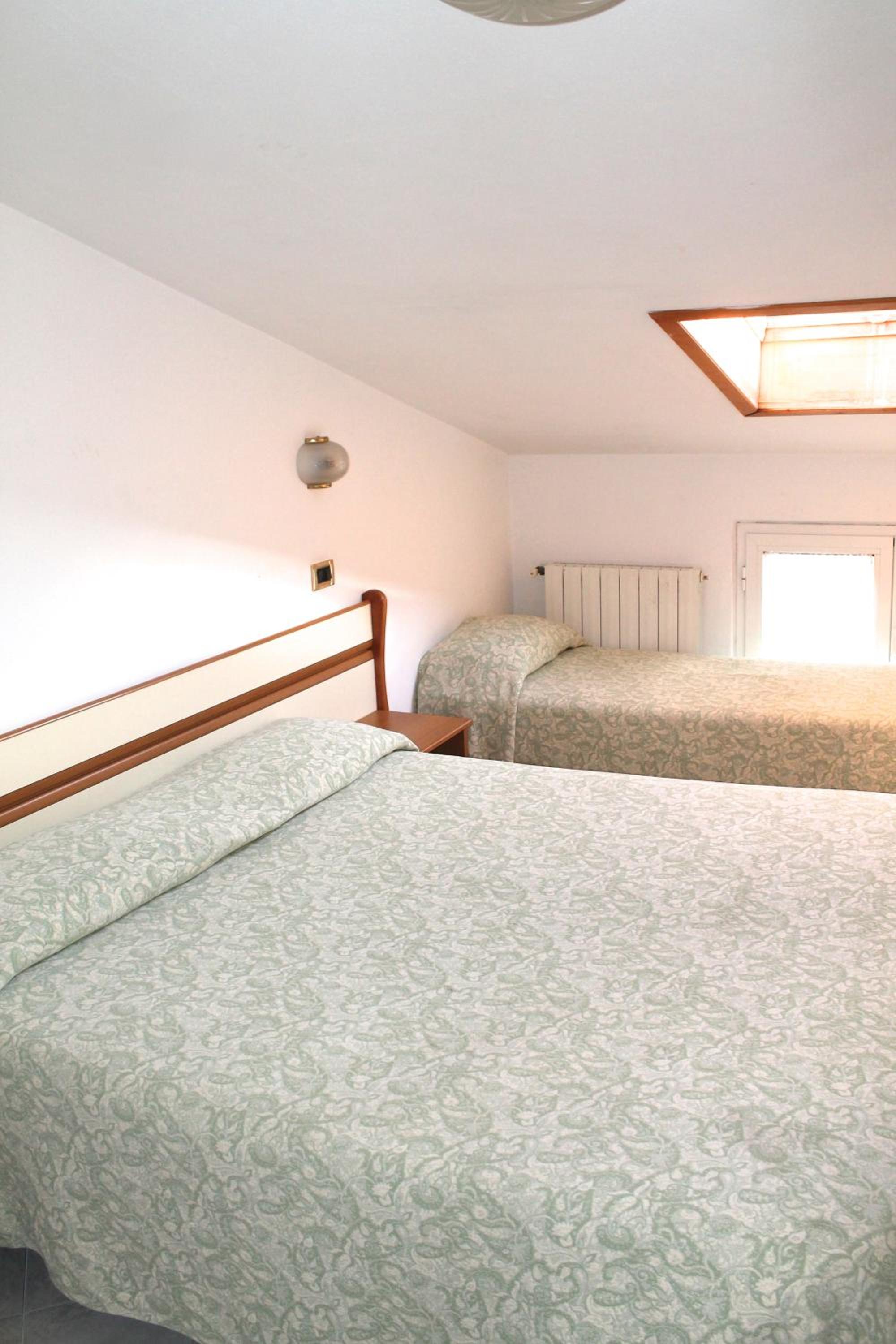 Economy Double Room - Photo 10