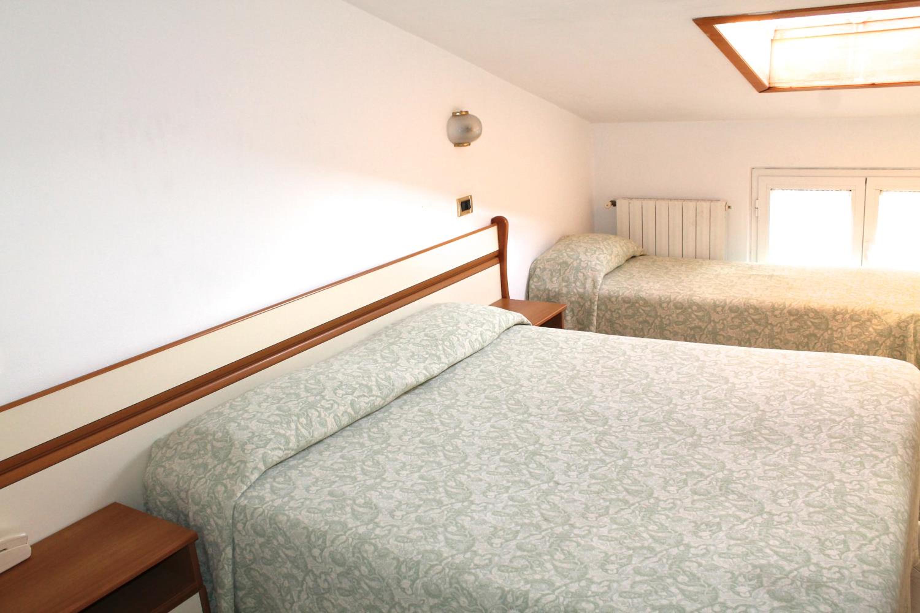 Economy Double Room - Photo 9