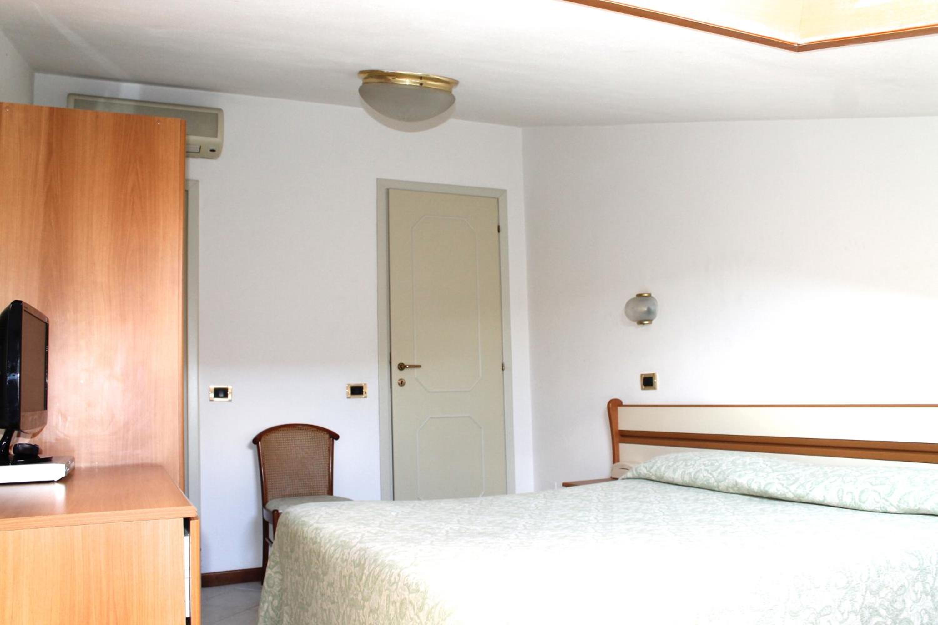 Economy Double Room - Photo 8