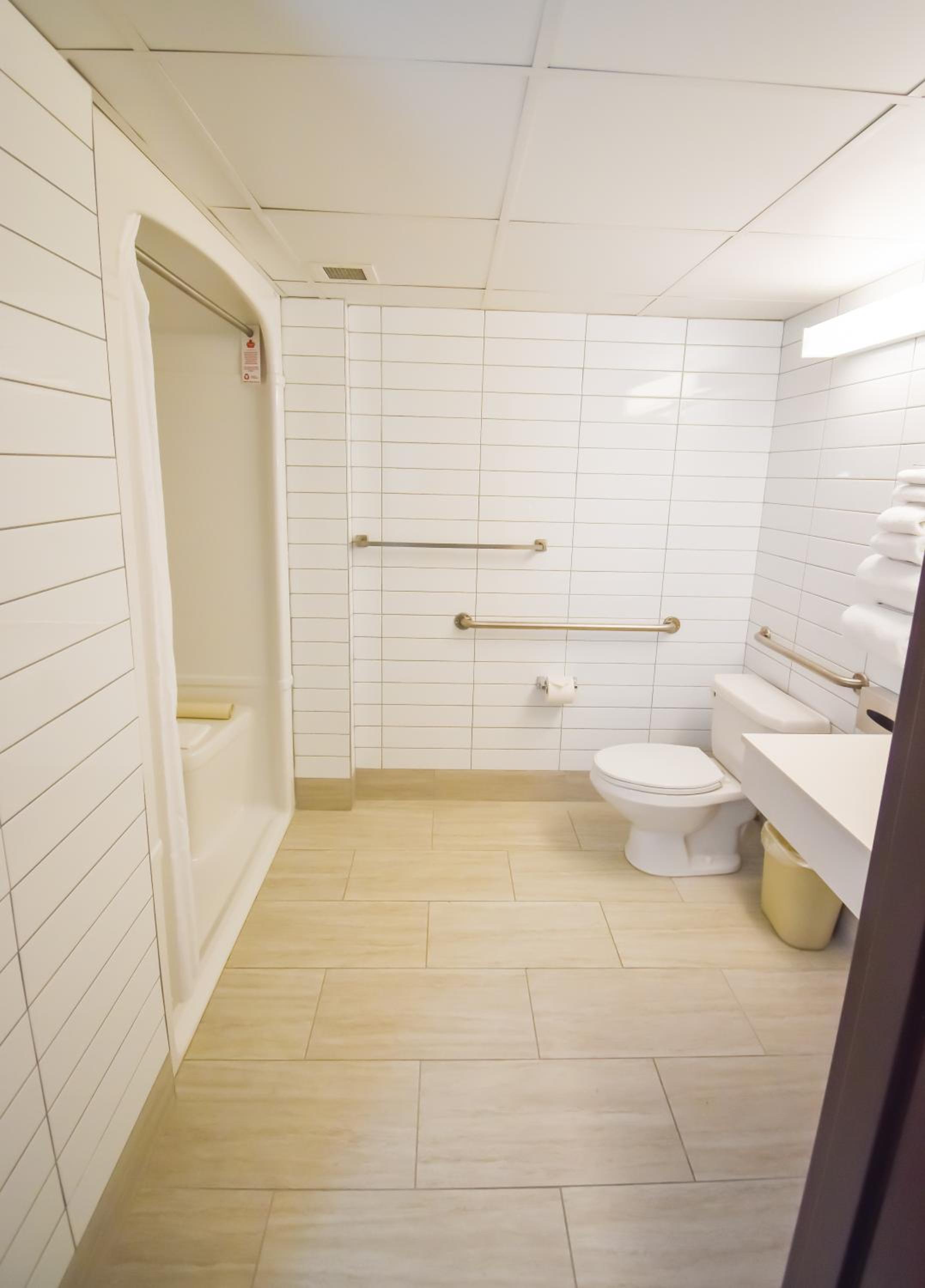Queen Room - Disability Access - Photo 3