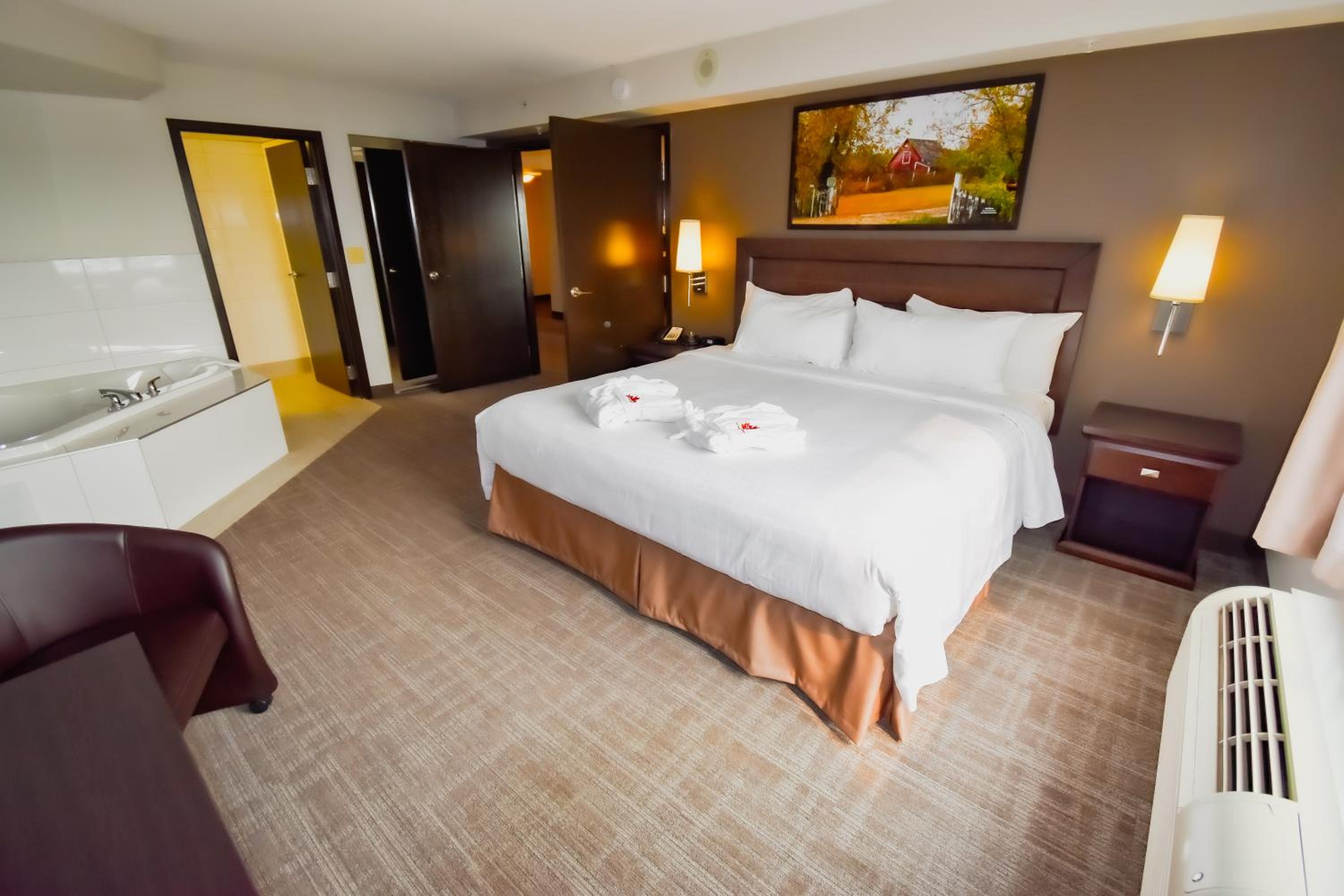 Suite With Hot Tub thumbnail 5