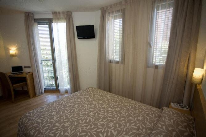 Double or Twin Room - Photo 13