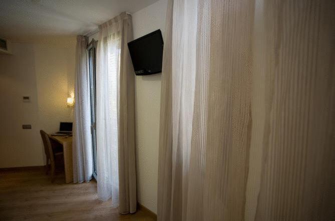 Double or Twin Room - Photo 16