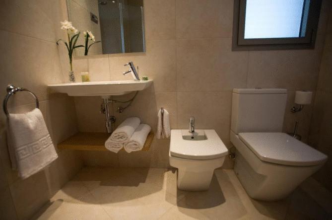 Double or Twin Room - Photo 8