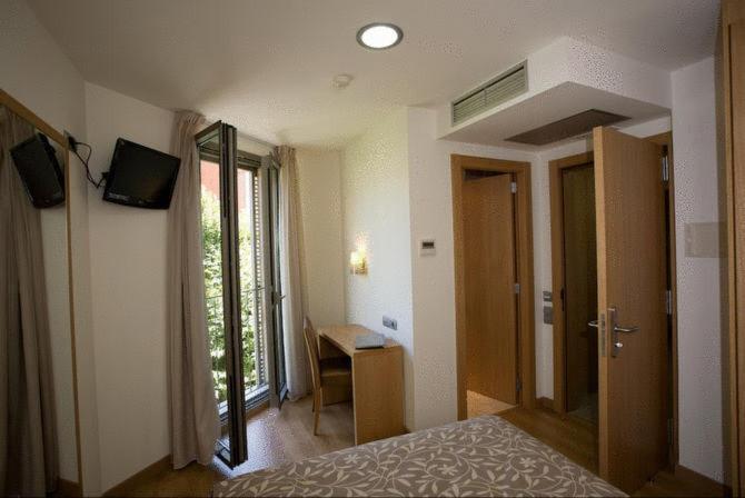Double or Twin Room - Photo 12